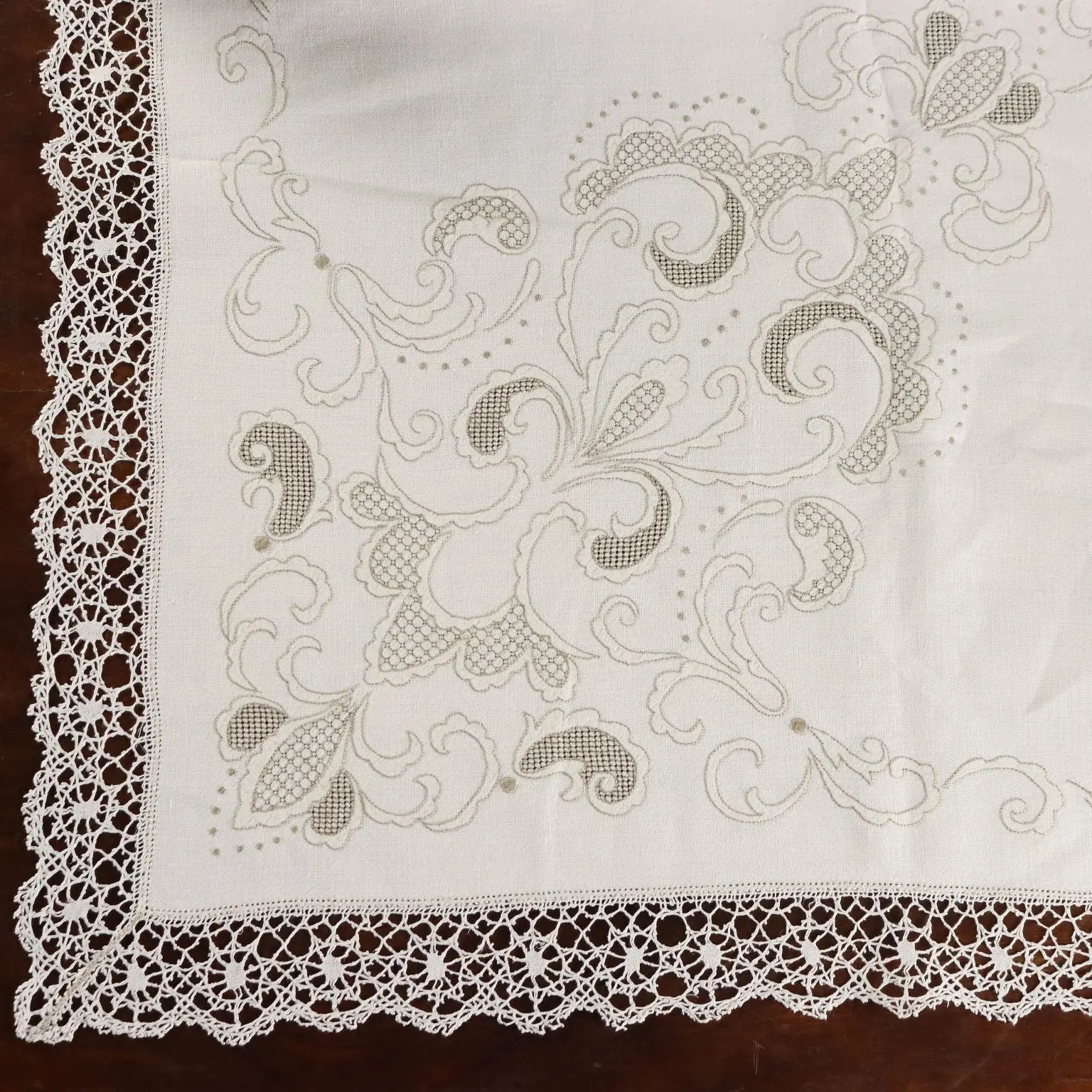 Linen Tablecloth with 12 Napkins Embroideries Italy 105 x 69 In