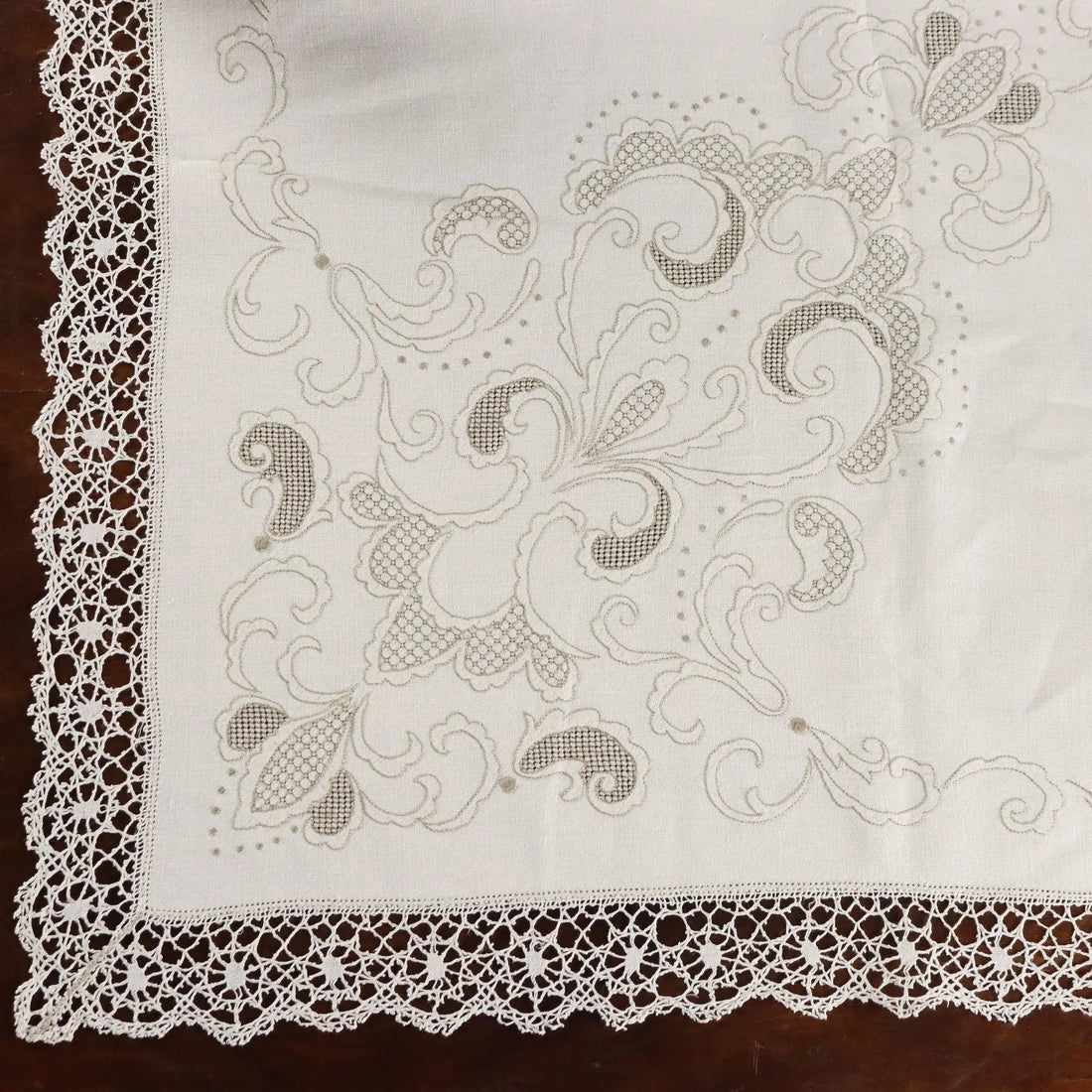 Linen Tablecloth with 12 Napkins Embroideries Italy 105 x 69 In