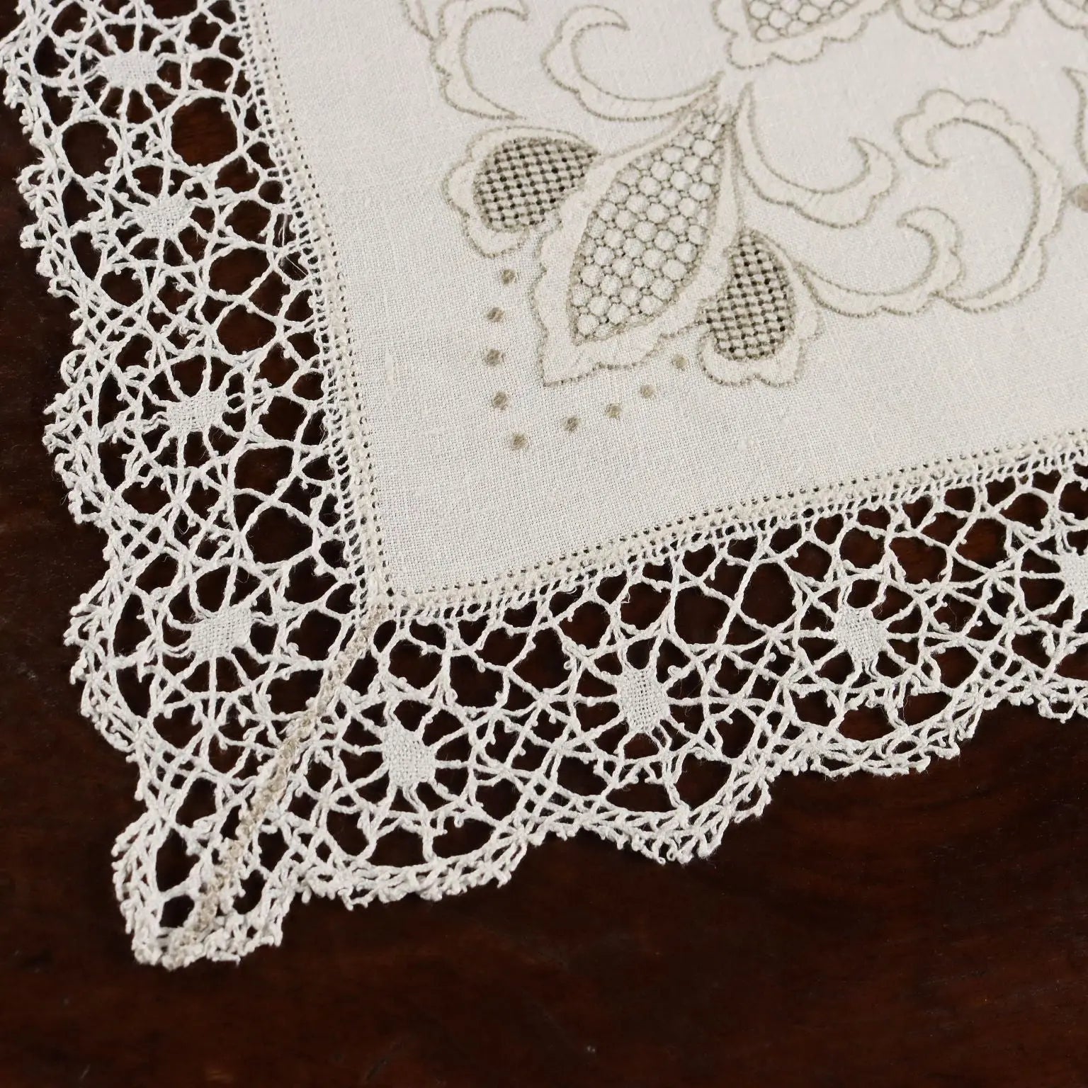 Linen Tablecloth with 12 Napkins Embroideries Italy 105 x 69 In