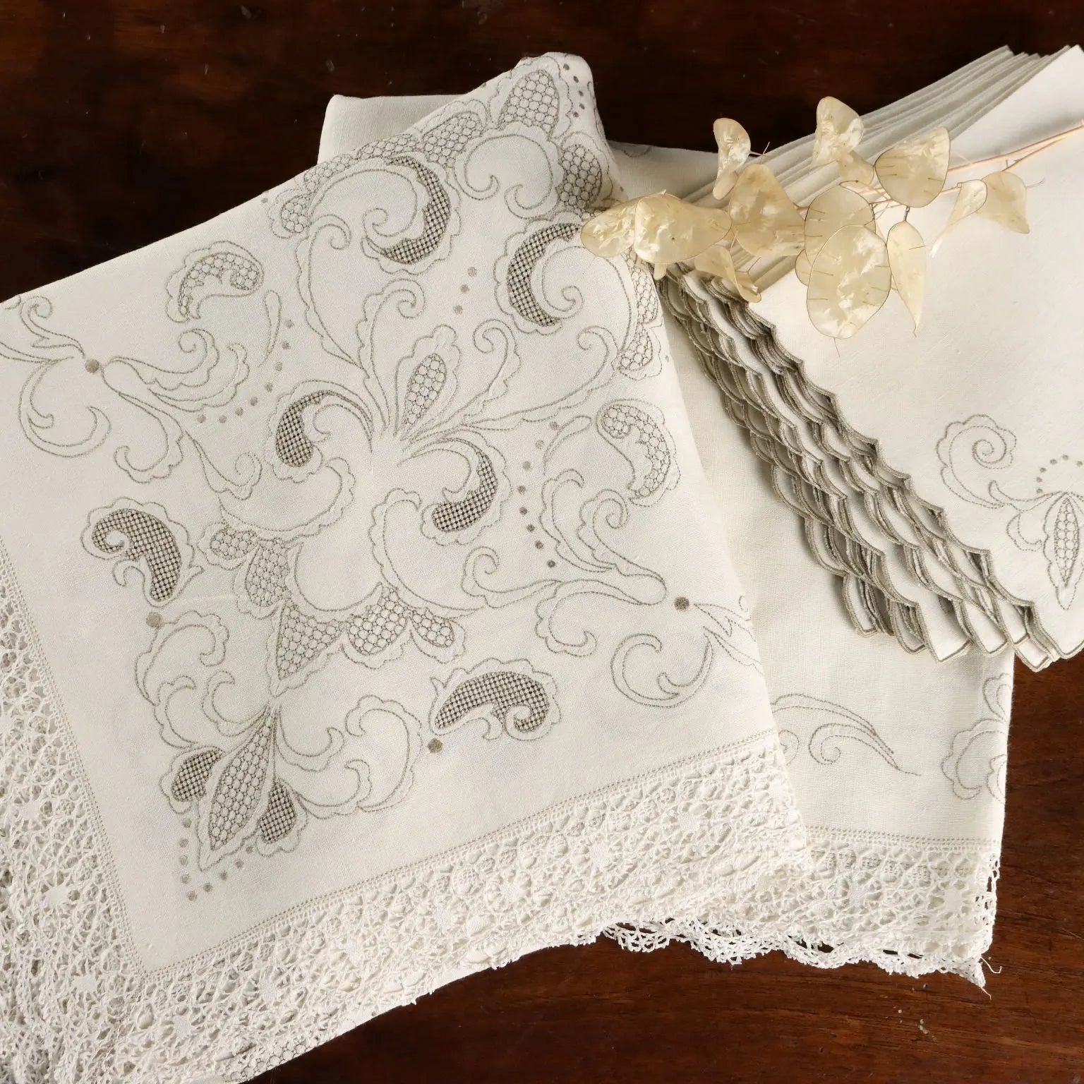 Linen Tablecloth with 12 Napkins Embroideries Italy 105 x 69 In