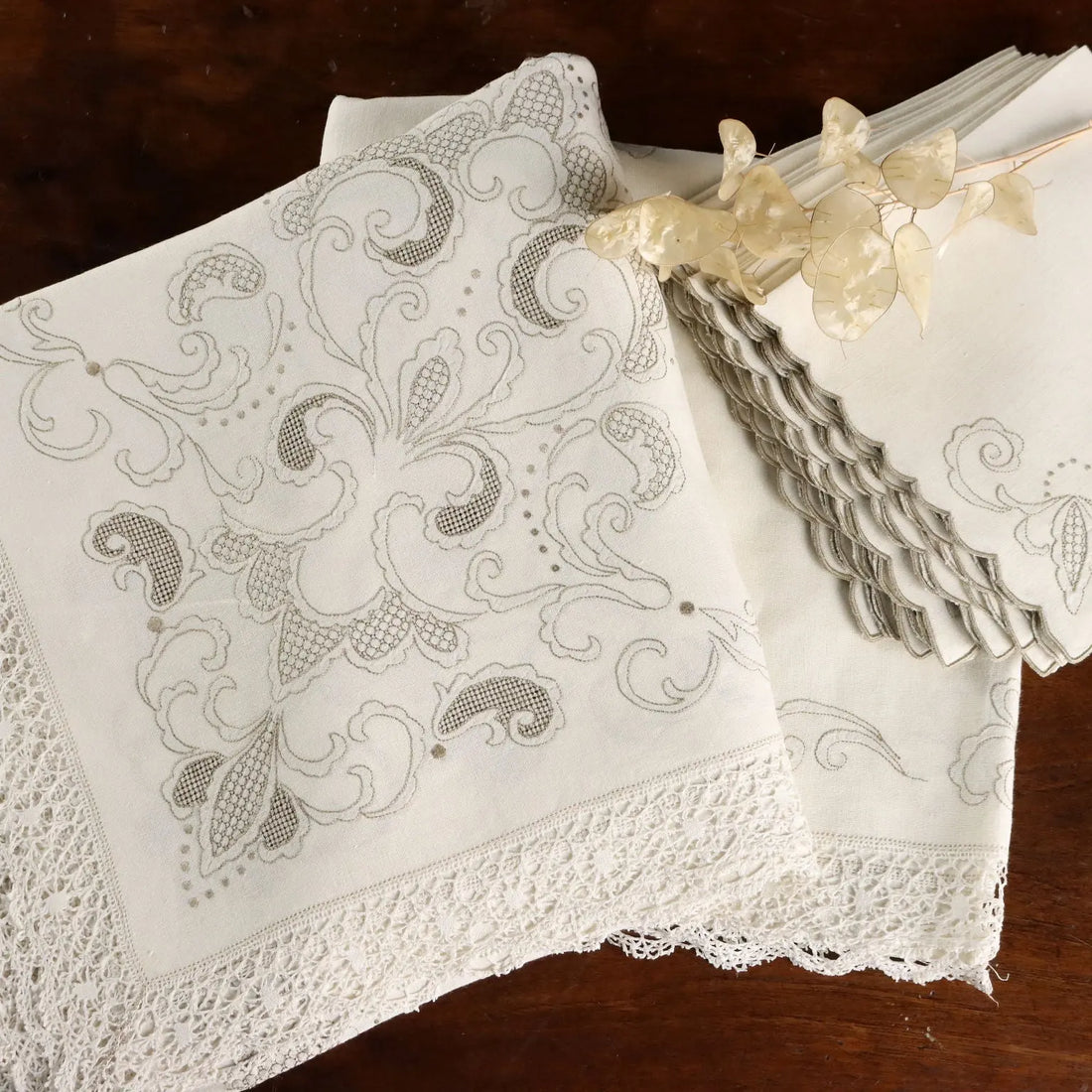 Linen Tablecloth with 12 Napkins Embroideries Italy 105 x 69 In