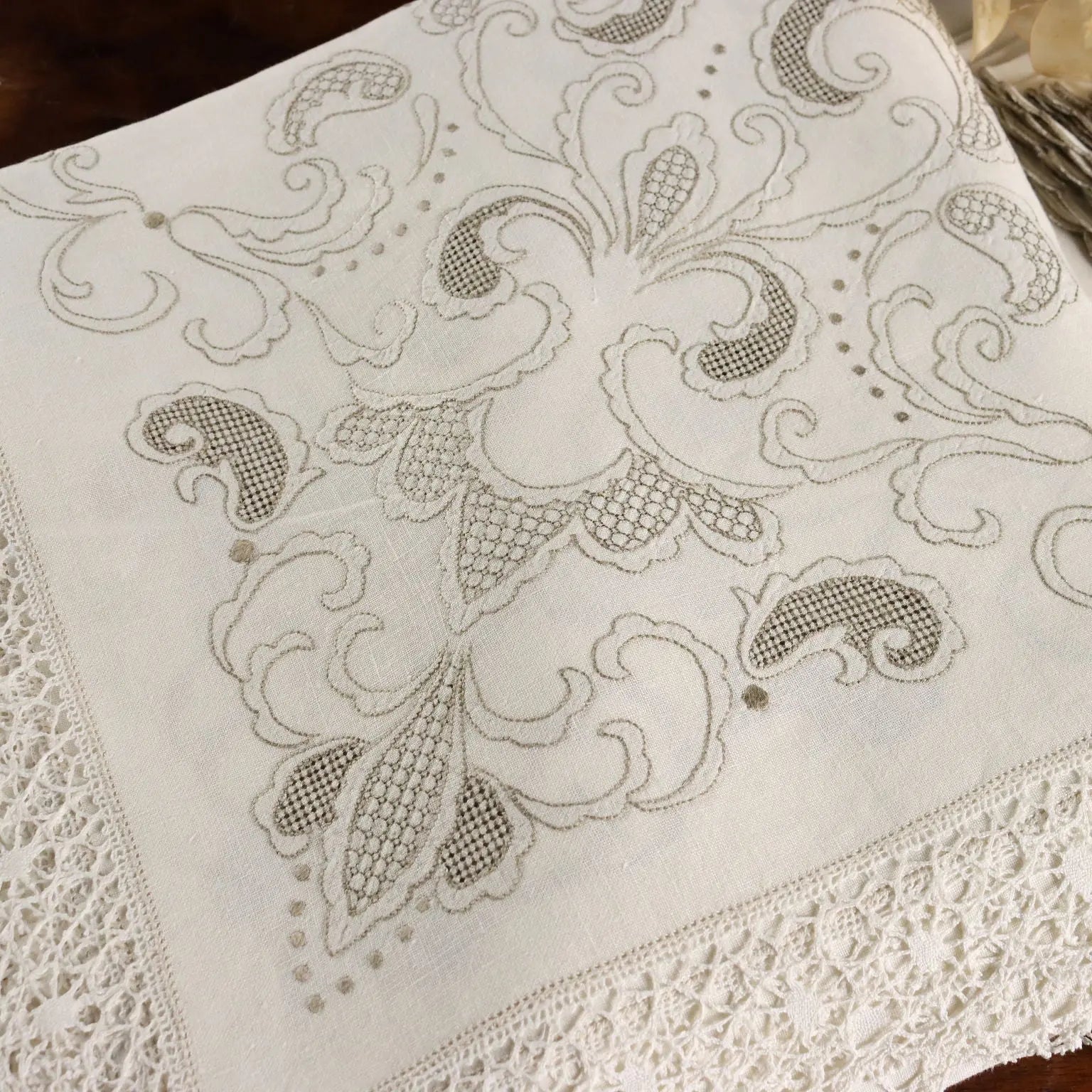 Linen Tablecloth with 12 Napkins Embroideries Italy 105 x 69 In