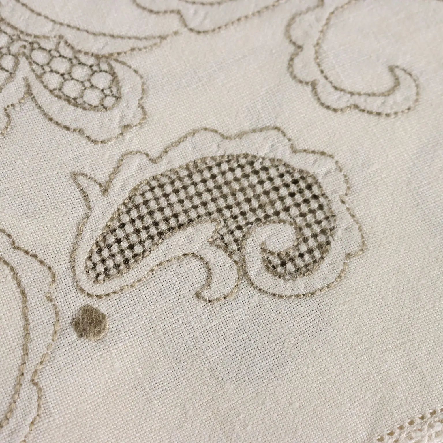 Linen Tablecloth with 12 Napkins Embroideries Italy 105 x 69 In