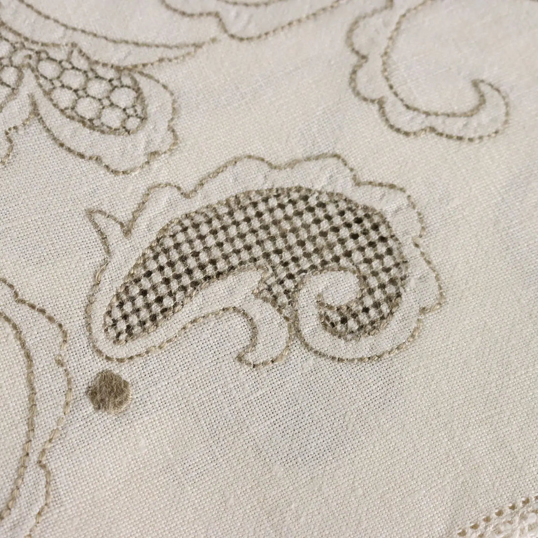 Linen Tablecloth with 12 Napkins Embroideries Italy 105 x 69 In