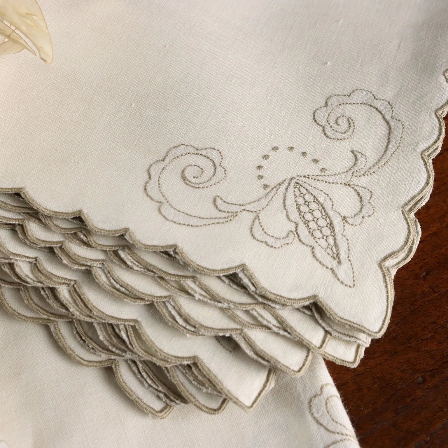 Linen Tablecloth with 12 Napkins Embroideries Italy 105 x 69 In