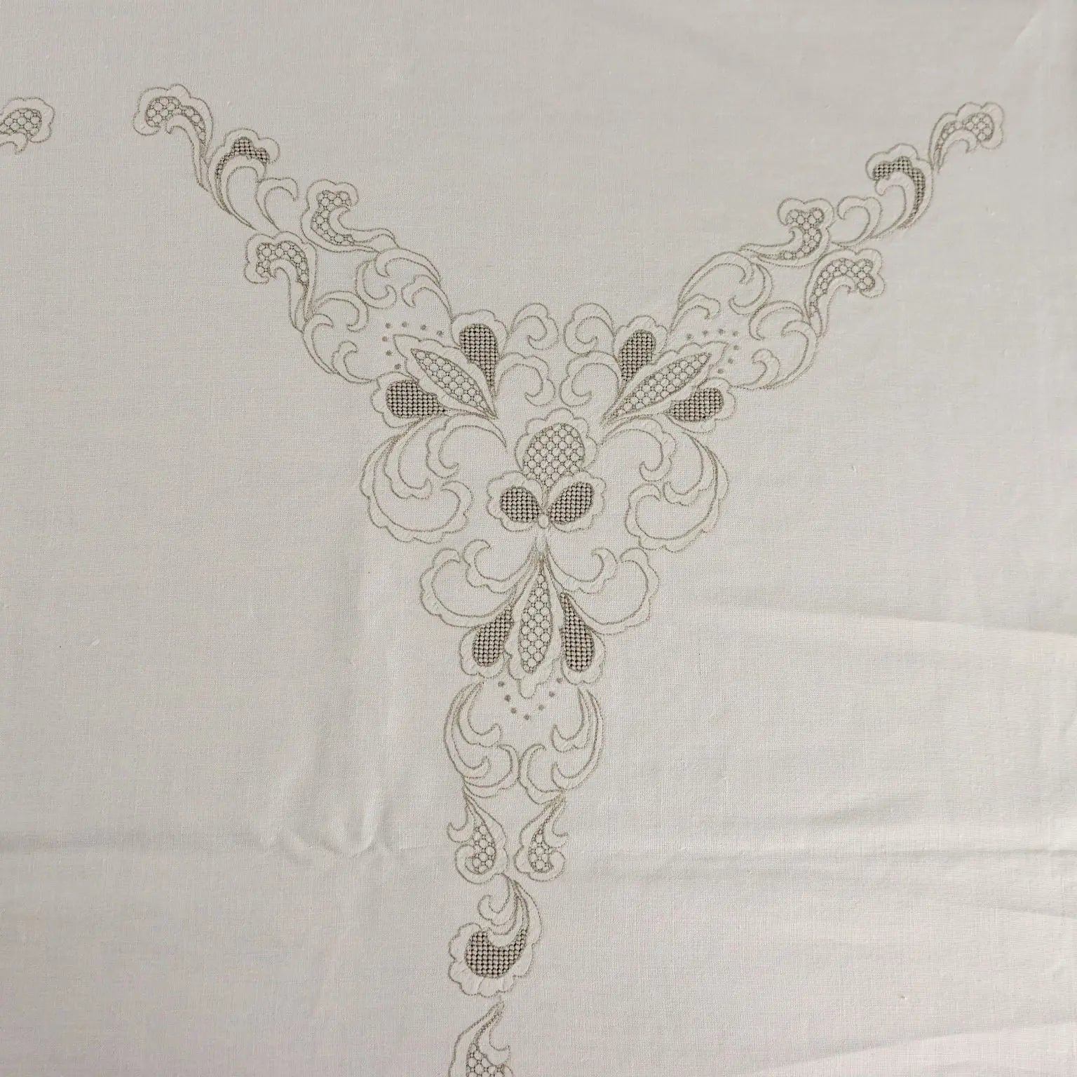 Linen Tablecloth with 12 Napkins Embroideries Italy 105 x 69 In