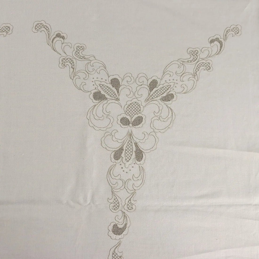 Linen Tablecloth with 12 Napkins Embroideries Italy 105 x 69 In