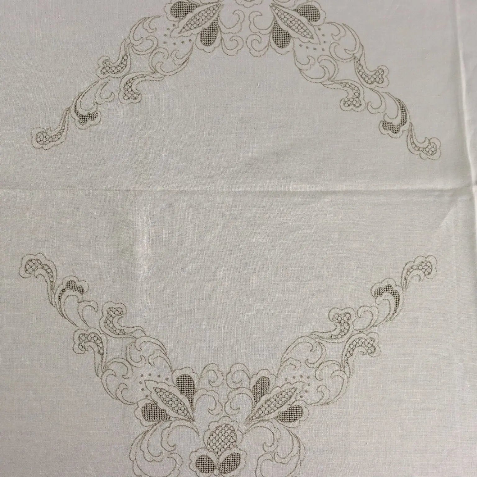Linen Tablecloth with 12 Napkins Embroideries Italy 105 x 69 In