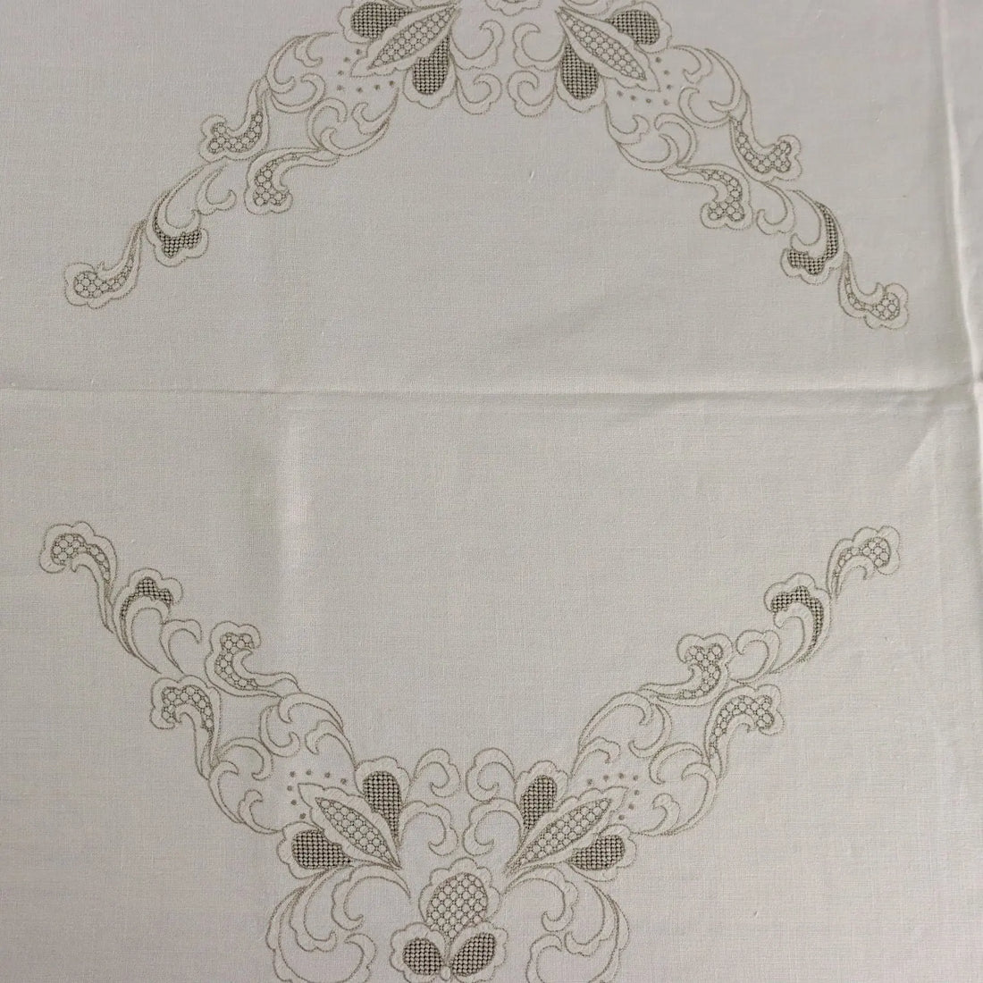 Linen Tablecloth with 12 Napkins Embroideries Italy 105 x 69 In