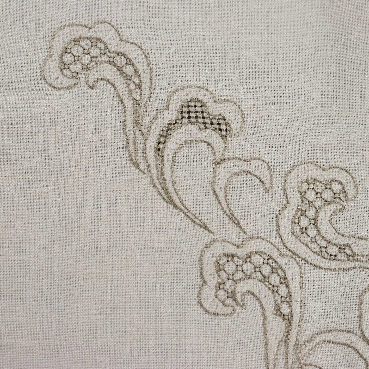 Linen Tablecloth with 12 Napkins Embroideries Italy 105 x 69 In