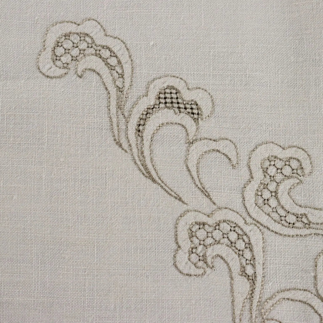 Linen Tablecloth with 12 Napkins Embroideries Italy 105 x 69 In