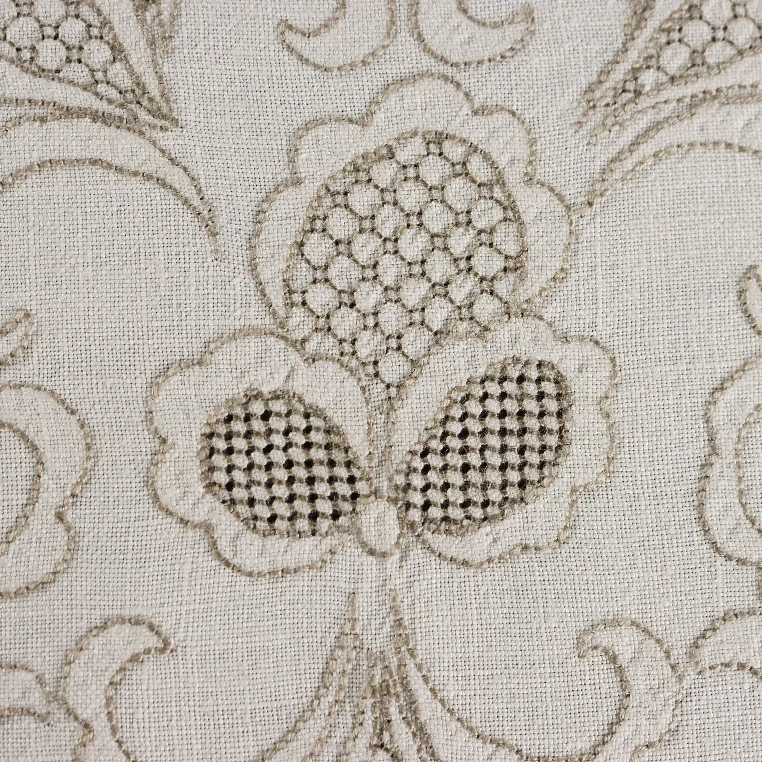 Linen Tablecloth with 12 Napkins Embroideries Italy 105 x 69 In