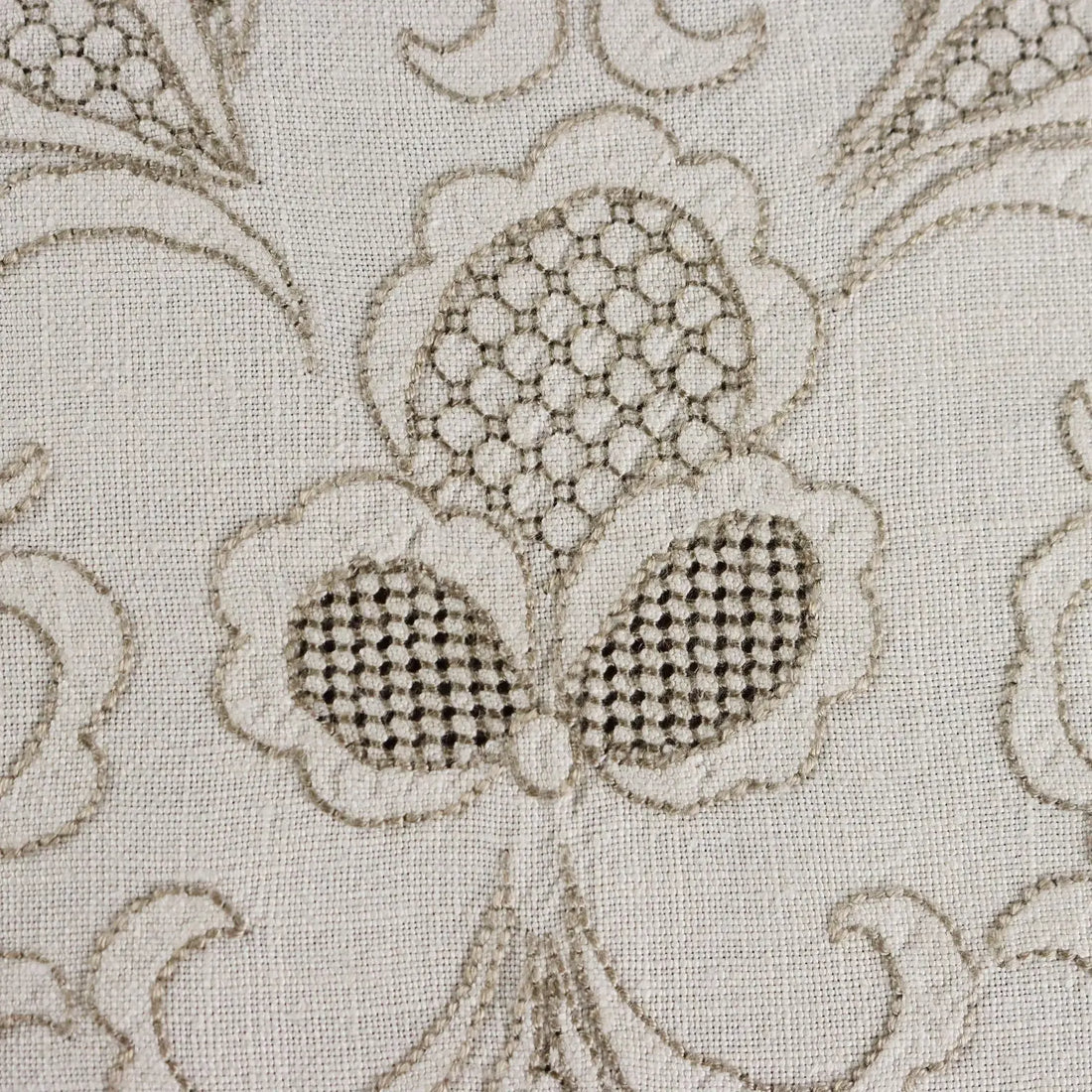 Linen Tablecloth with 12 Napkins Embroideries Italy 105 x 69 In