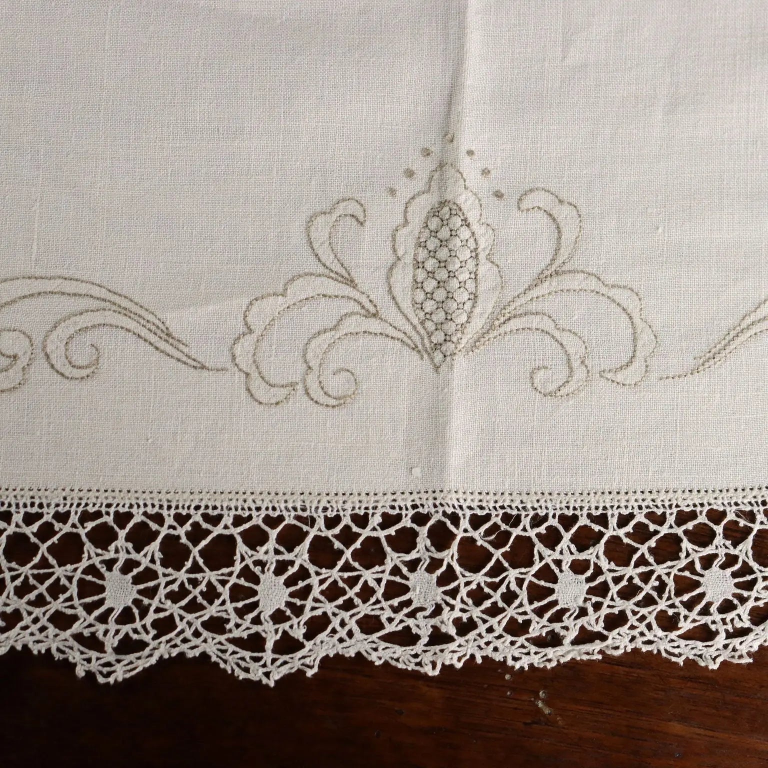 Linen Tablecloth with 12 Napkins Embroideries Italy 105 x 69 In