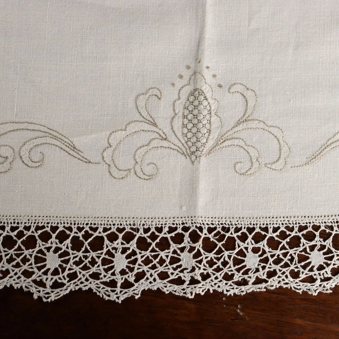 Linen Tablecloth with 12 Napkins Embroideries Italy 105 x 69 In