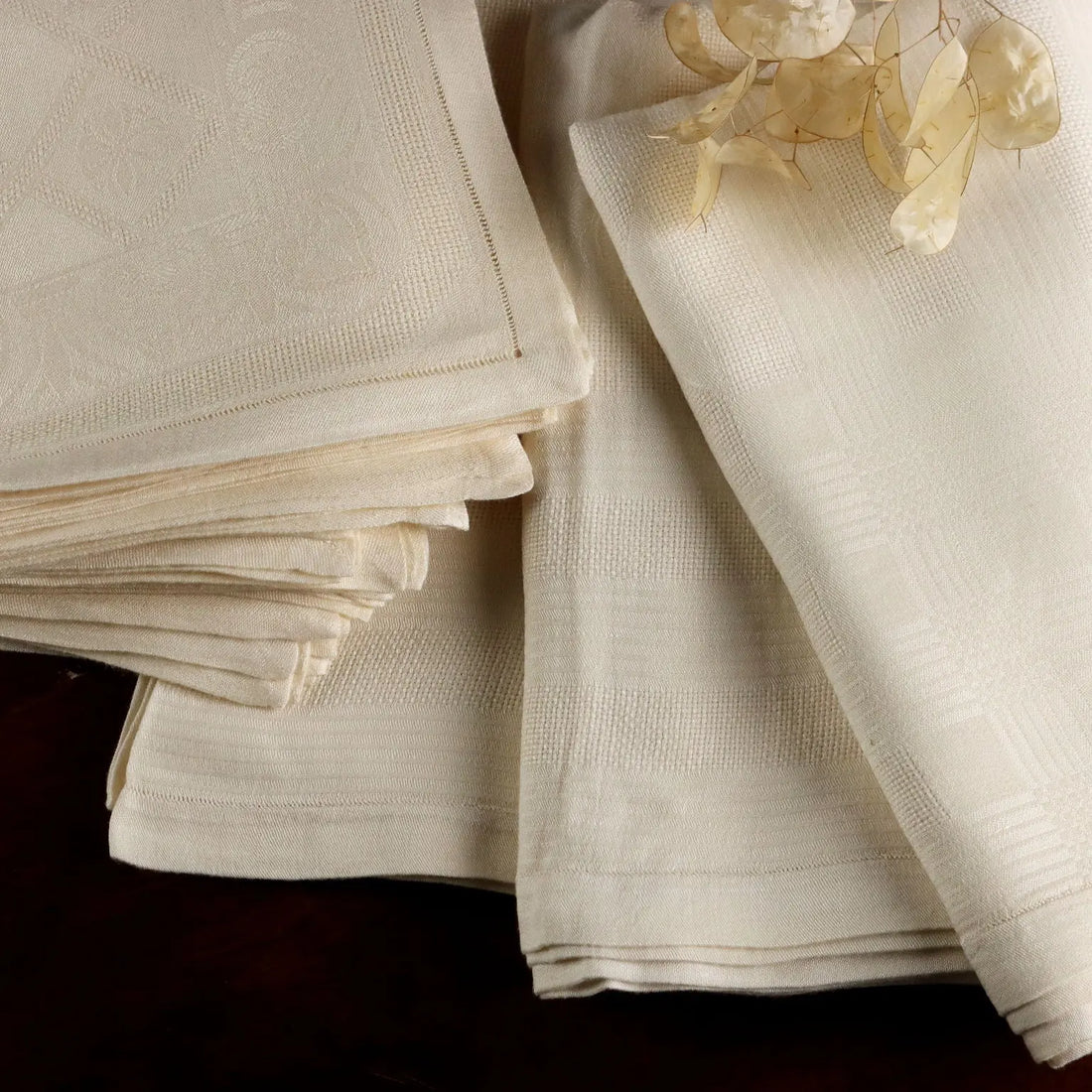 Flanders Linen Tablecloth with 12 Napkins Italy 88 x 56 In