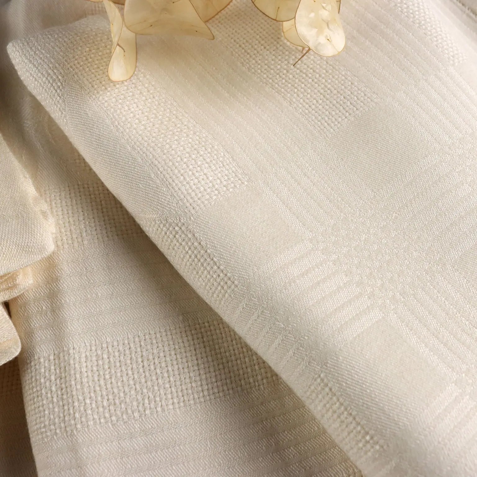 Flanders Linen Tablecloth with 12 Napkins Italy 88 x 56 In