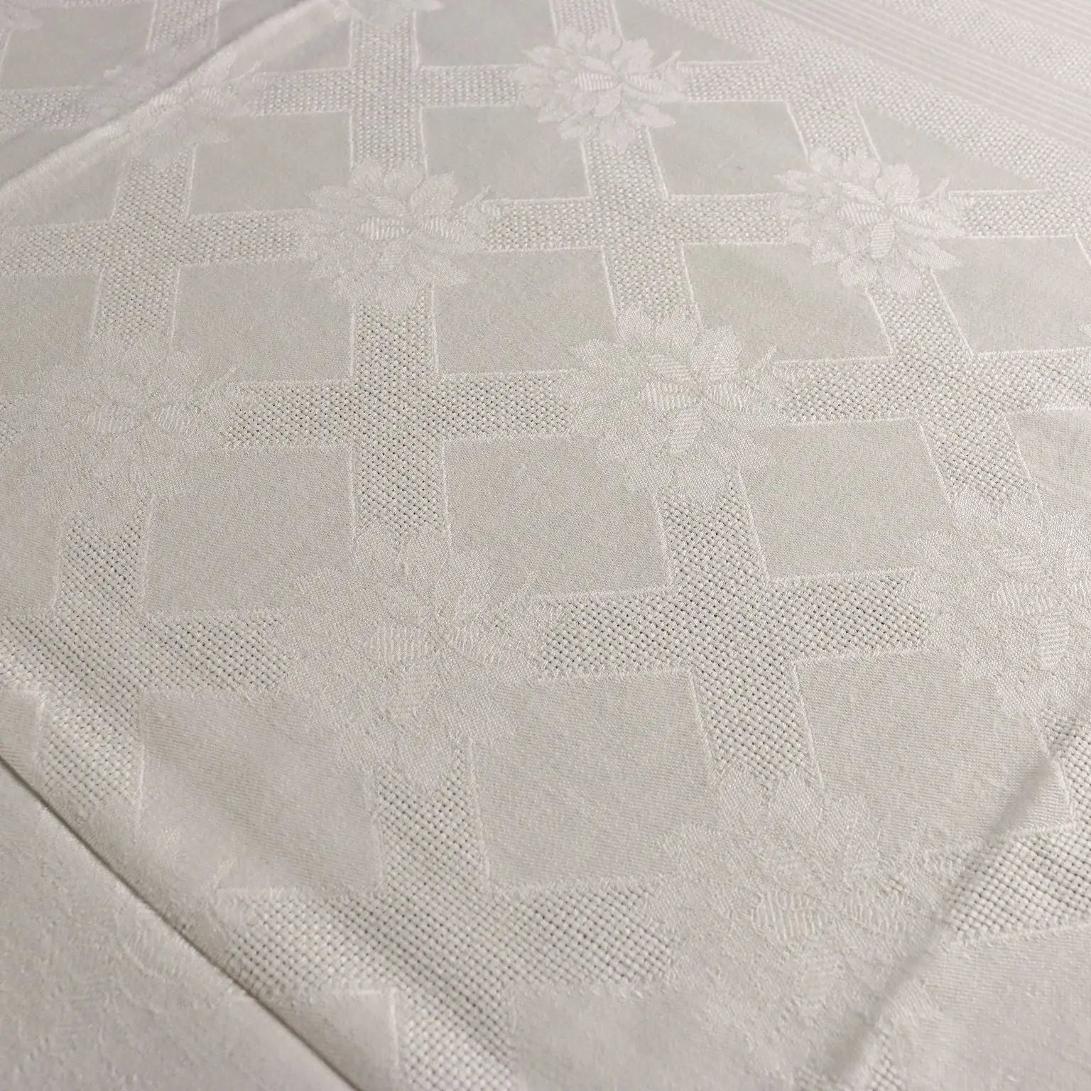 Flanders Linen Tablecloth with 12 Napkins Italy 88 x 56 In