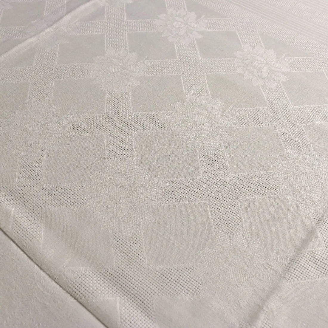 Flanders Linen Tablecloth with 12 Napkins Italy 88 x 56 In