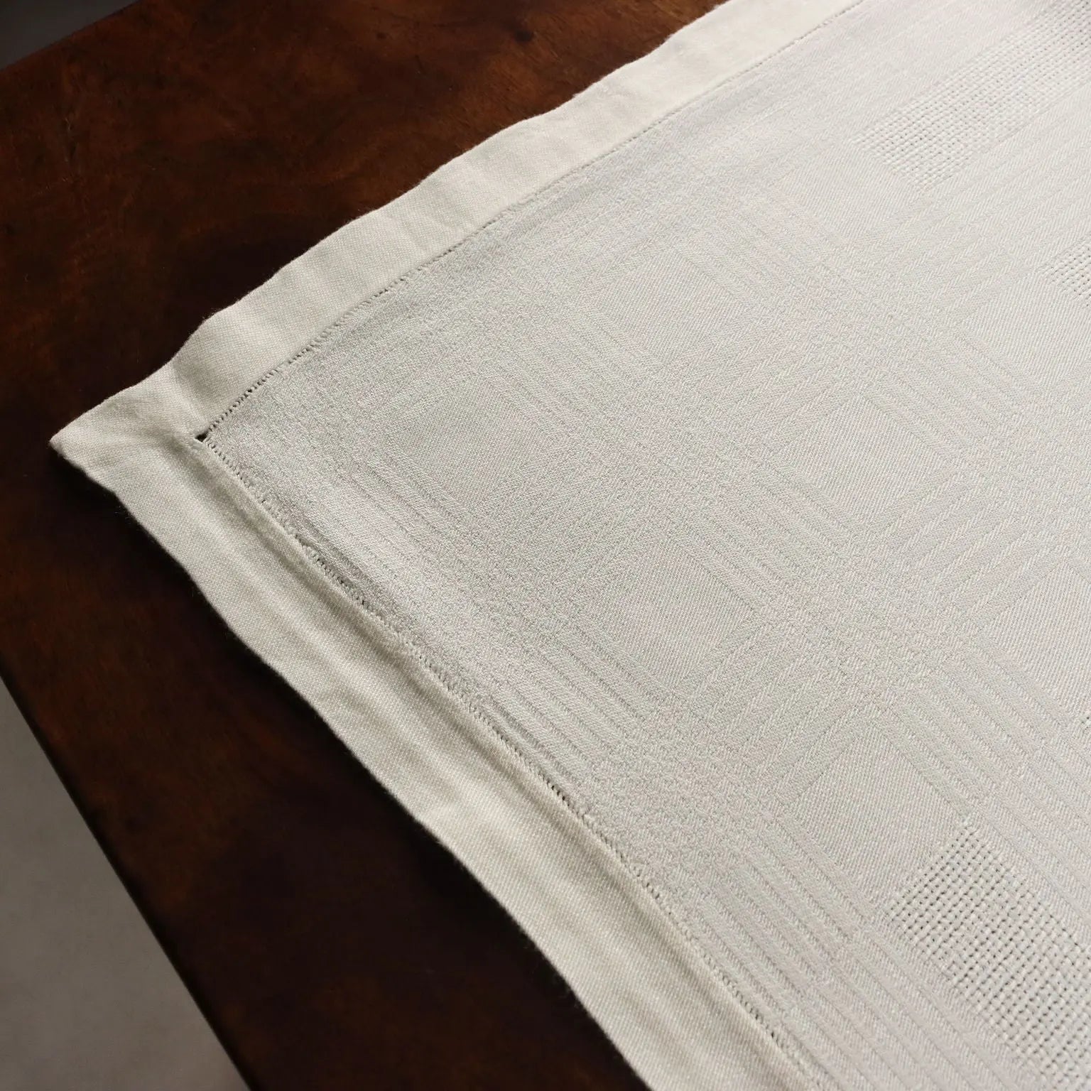 Flanders Linen Tablecloth with 12 Napkins Italy 88 x 56 In