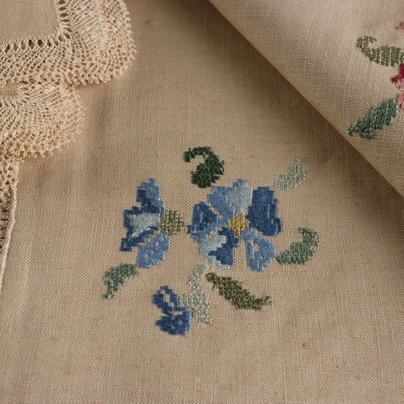 Linen Table Set Embroideries Cross-Stitch Italy 33 x 21 In