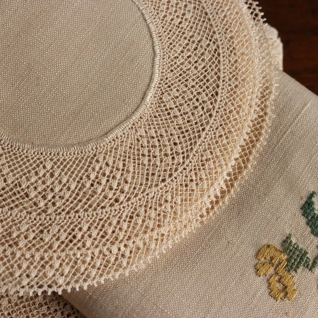 Linen Table Set Embroideries Cross-Stitch Italy 33 x 21 In