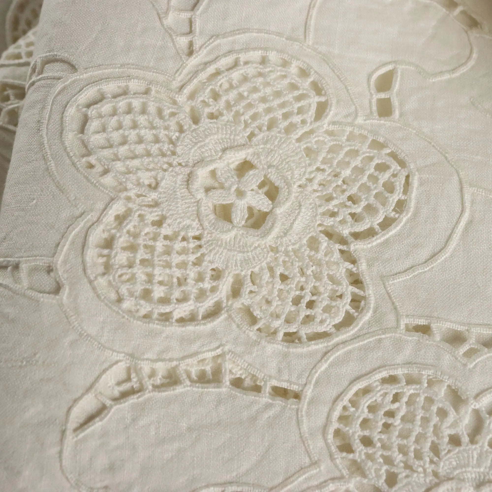 Tablecloth with 12 Napkins Handmade Italy Second Hand