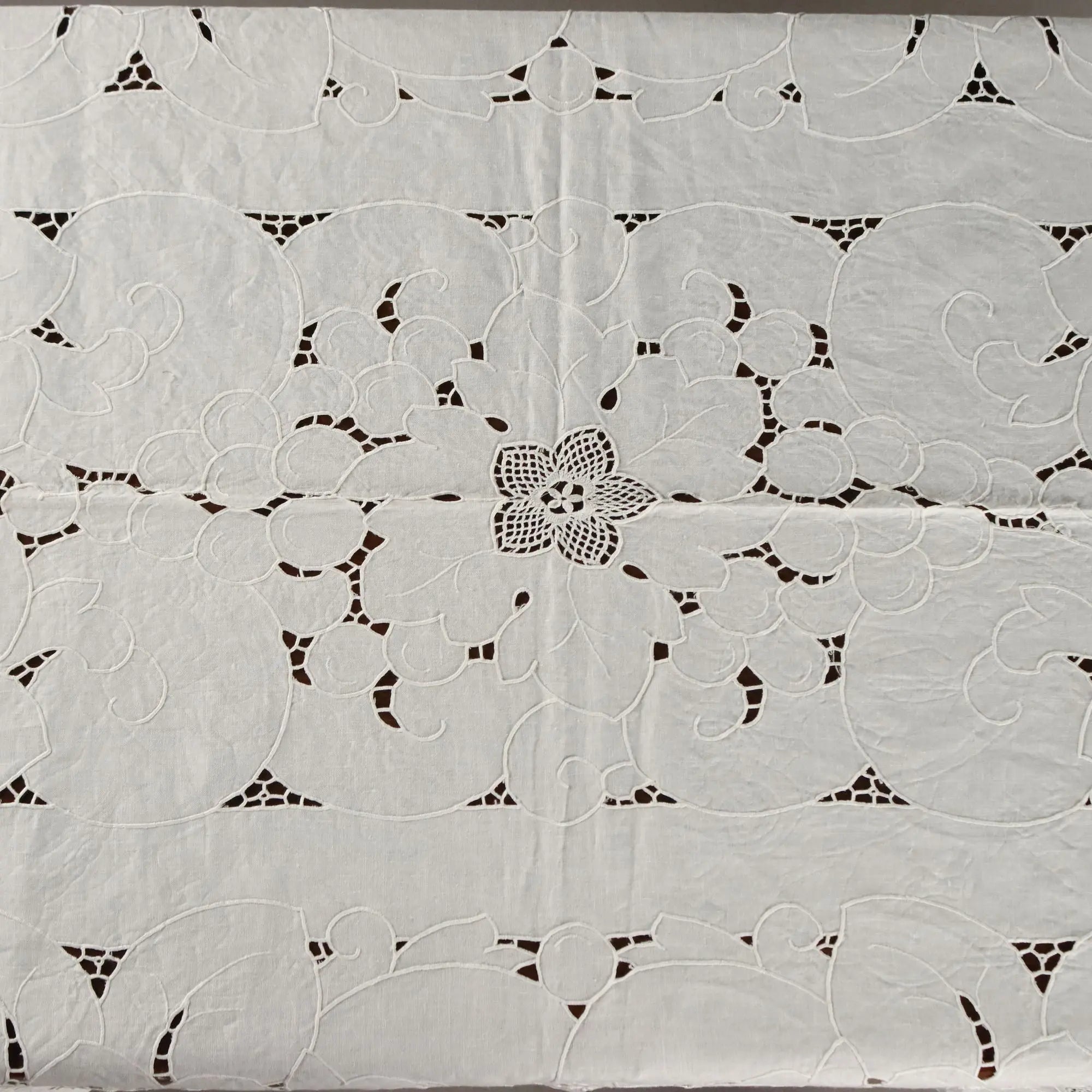 Tablecloth with 12 Napkins Handmade Italy Second Hand