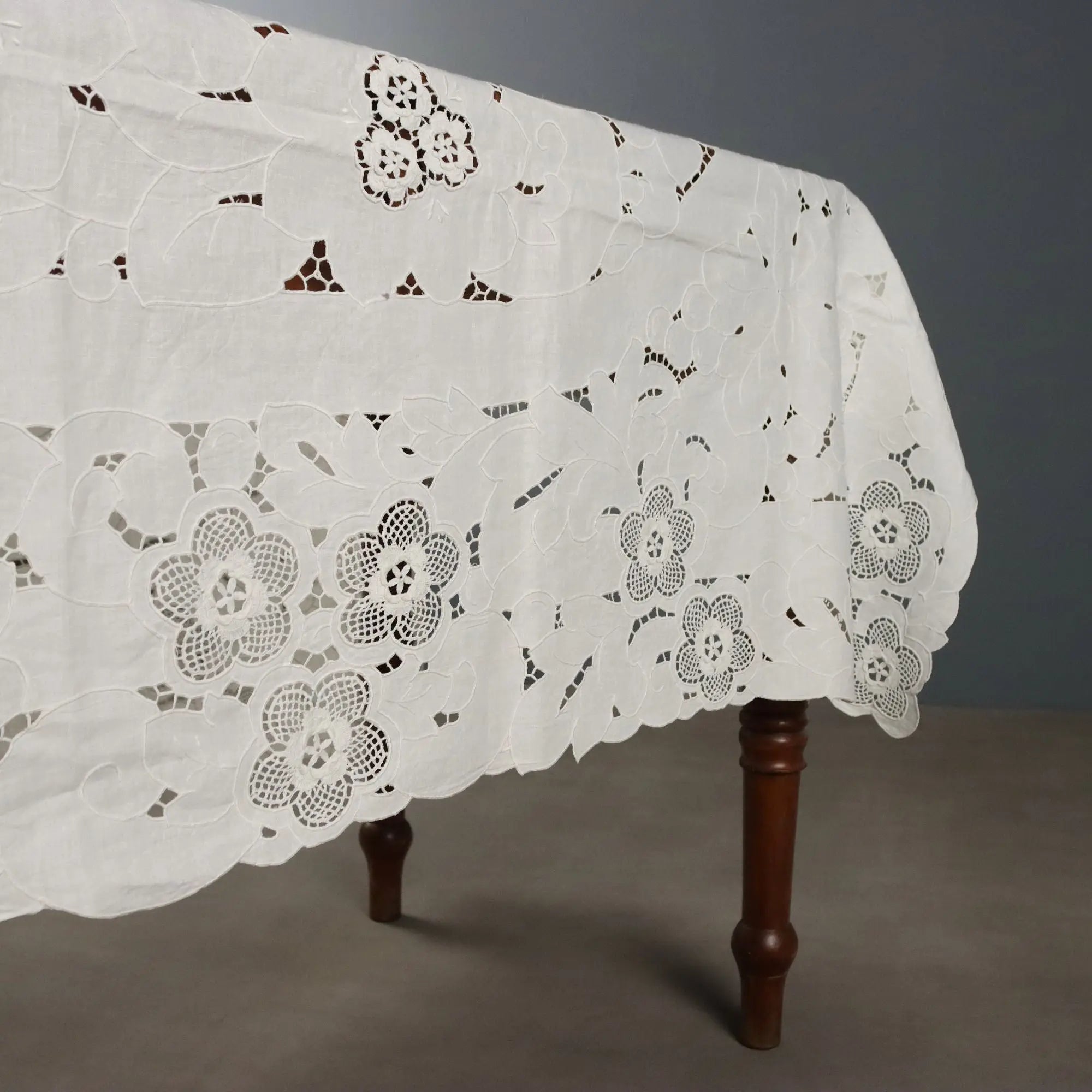 Tablecloth with 12 Napkins Handmade Italy Second Hand