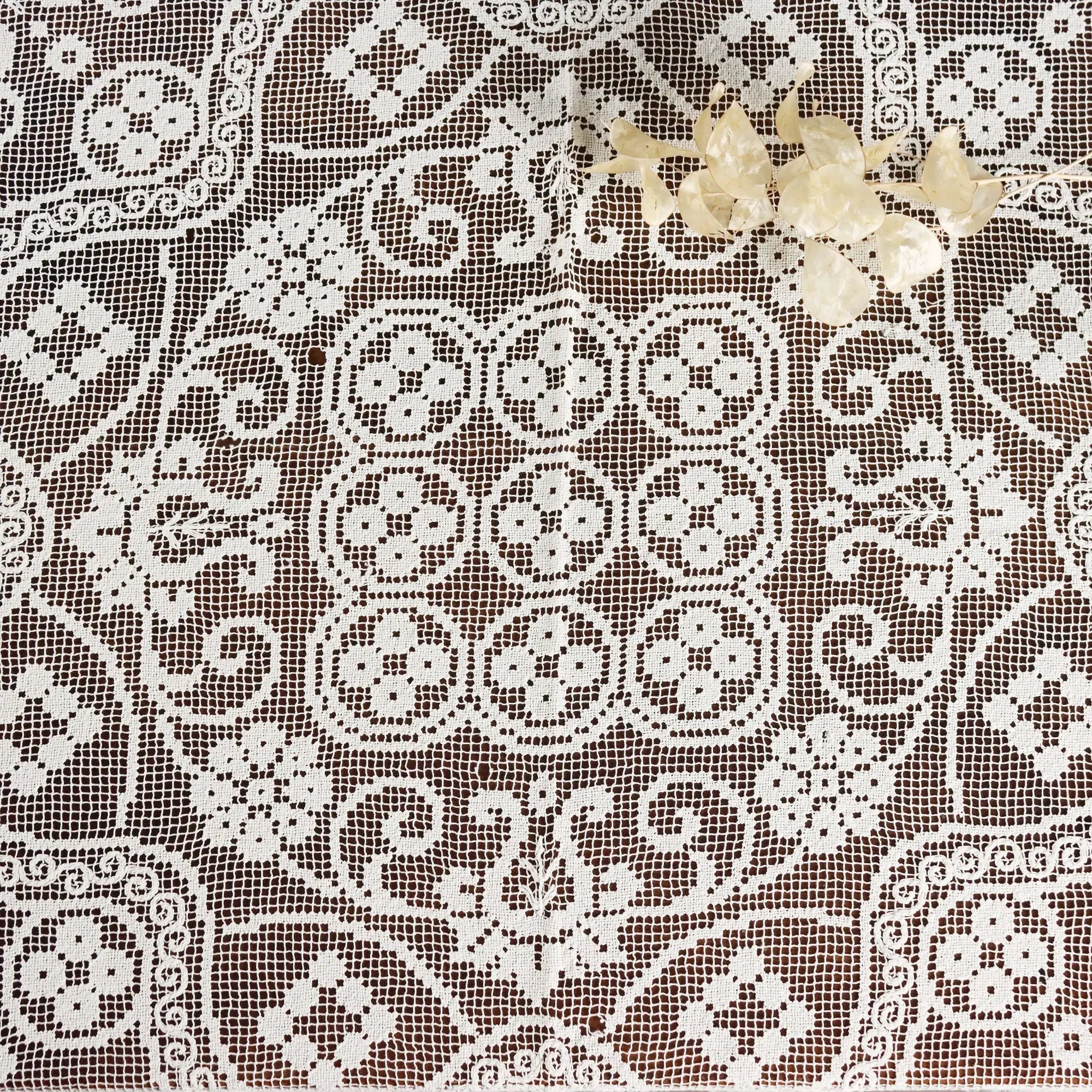 Filet Round Tablecloth Flower Pattern Second Hand Italy 59 x 59 In