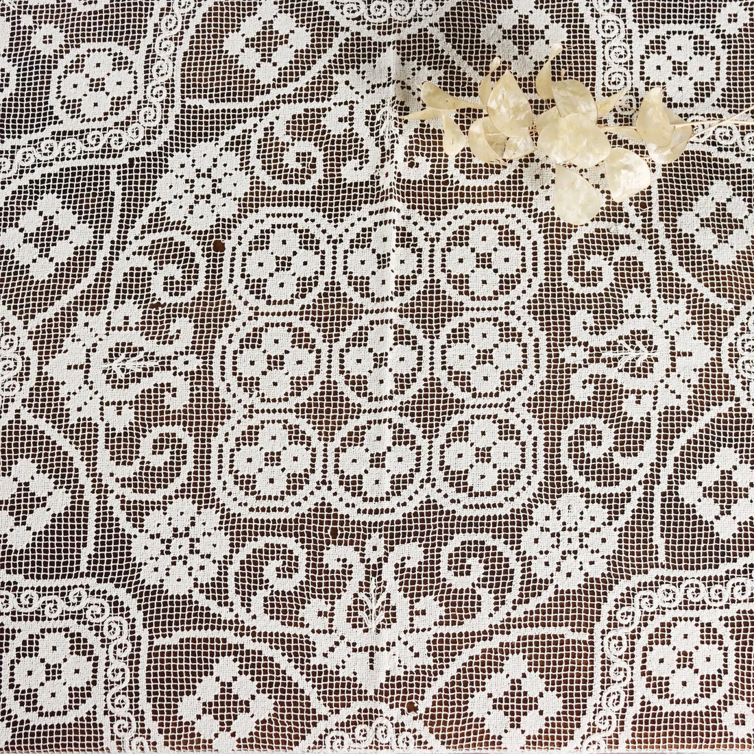 Filet Round Tablecloth Flower Pattern Second Hand Italy 59 x 59 In