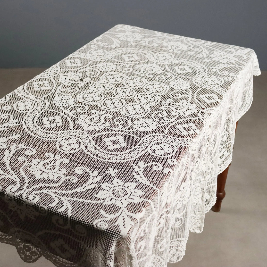 Filet Round Tablecloth Flower Pattern Second Hand Italy 59 x 59 In