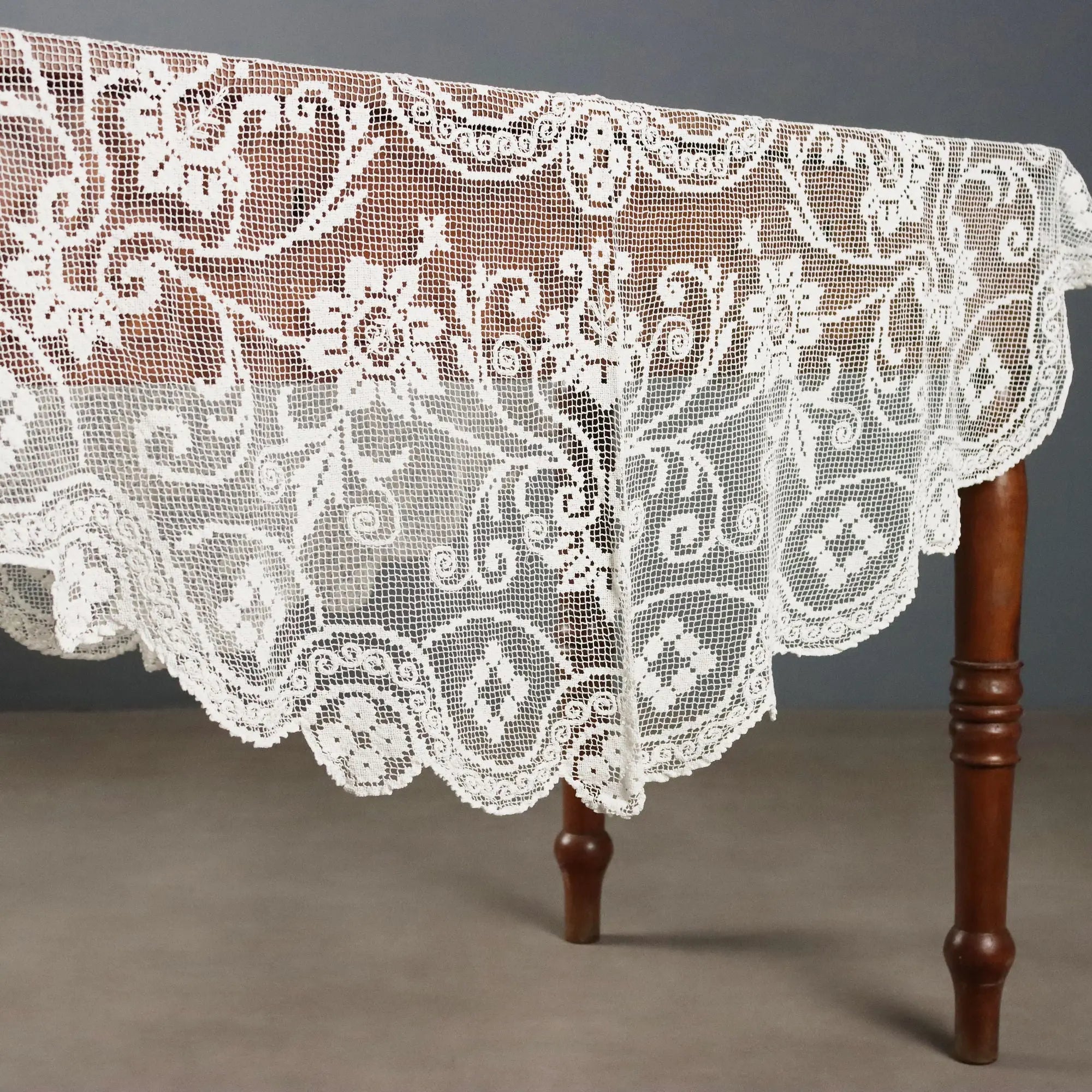 Filet Round Tablecloth Flower Pattern Second Hand Italy 59 x 59 In
