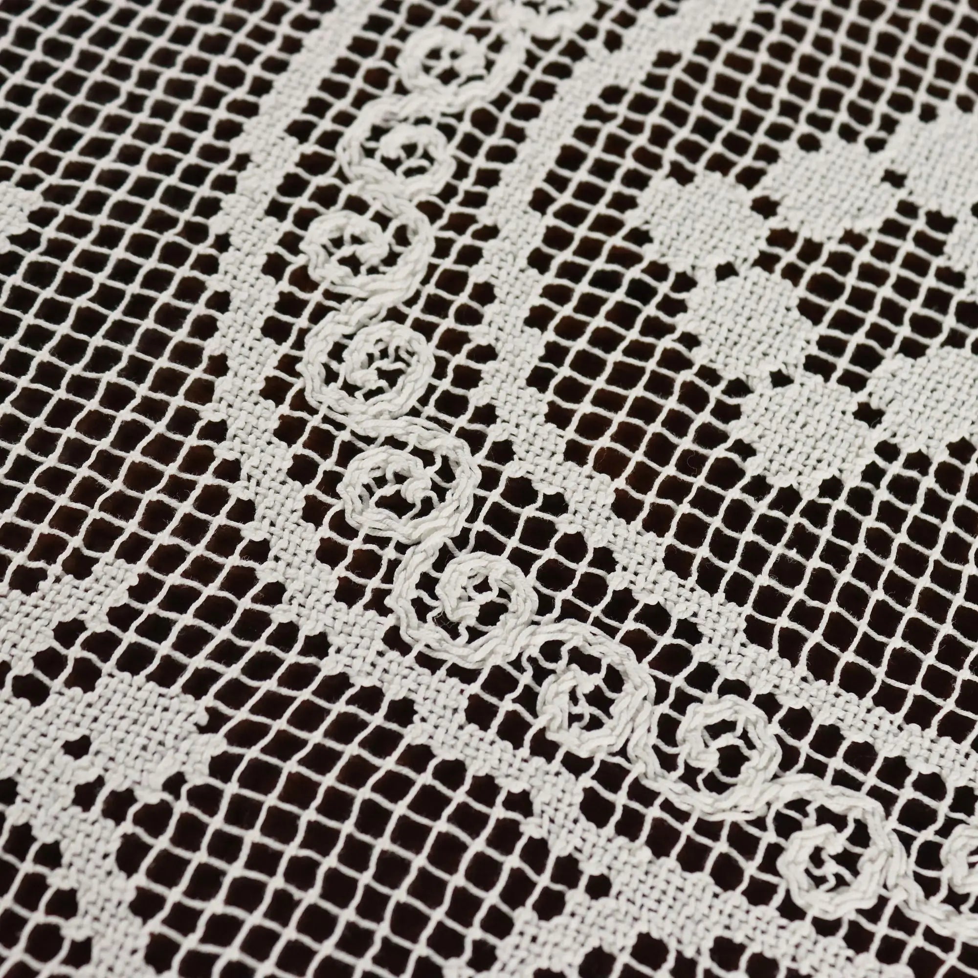 Filet Round Tablecloth Flower Pattern Second Hand Italy 59 x 59 In