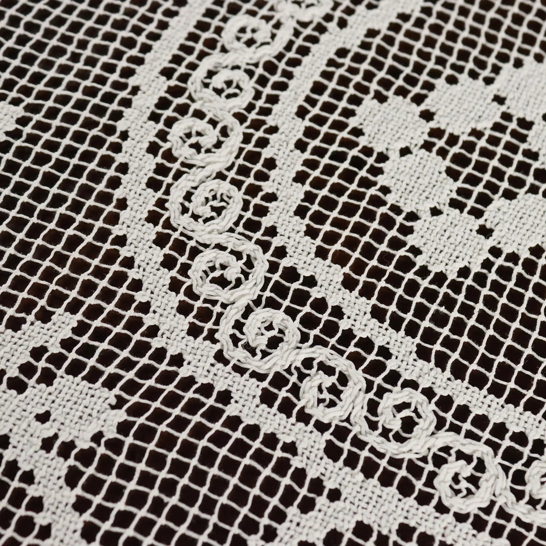 Filet Round Tablecloth Flower Pattern Second Hand Italy 59 x 59 In