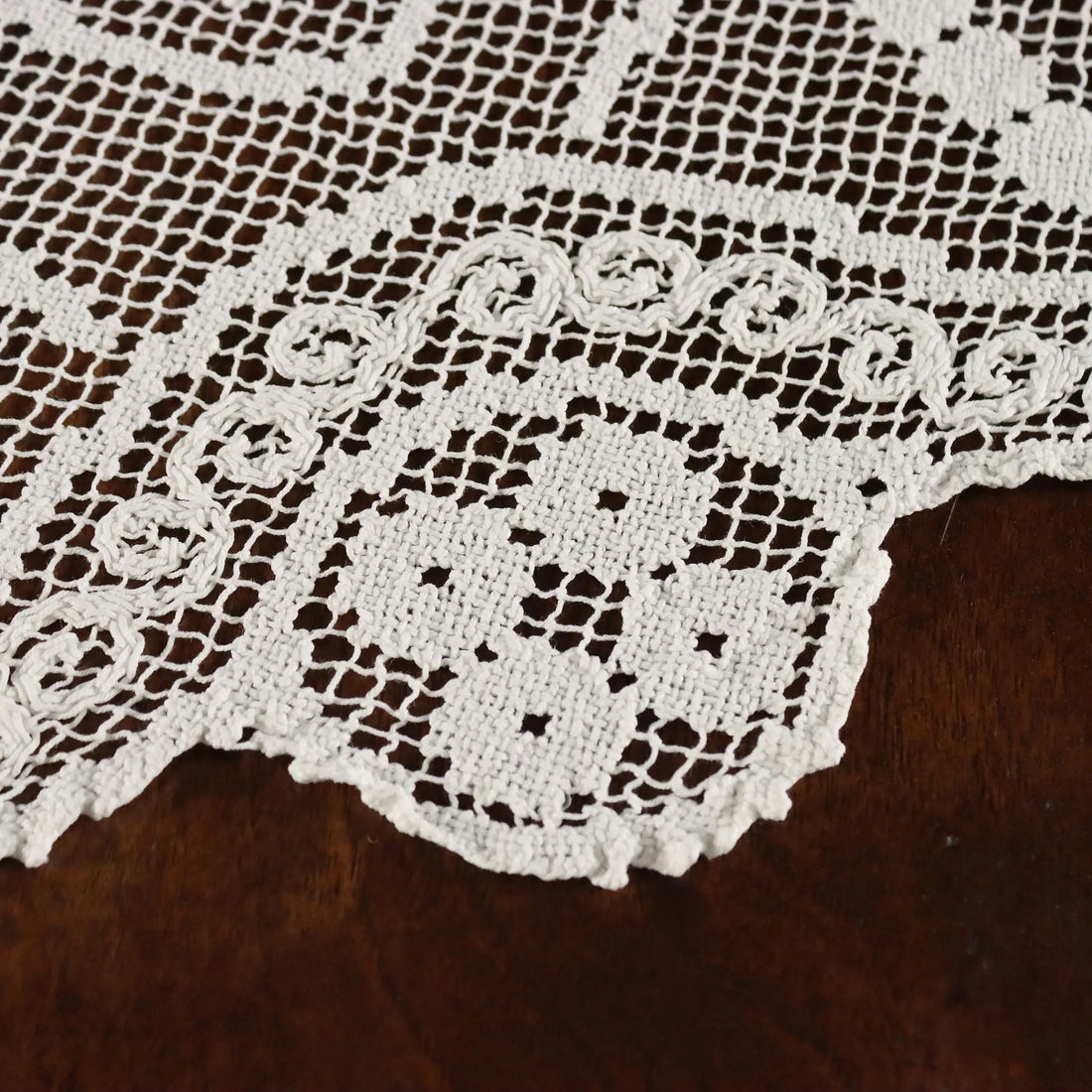 Filet Round Tablecloth Flower Pattern Second Hand Italy 59 x 59 In