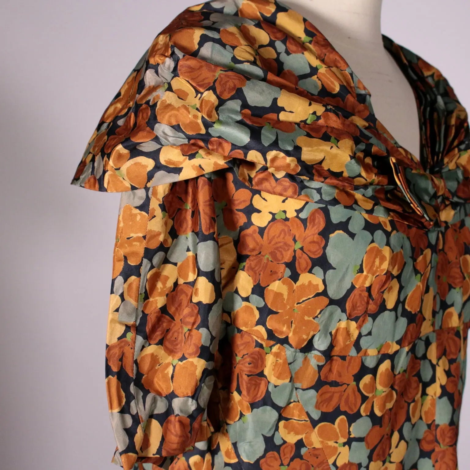 Silk Dress Floral Pattern Vintage 1950s - Size S | Clothing & House Linens | Vintage