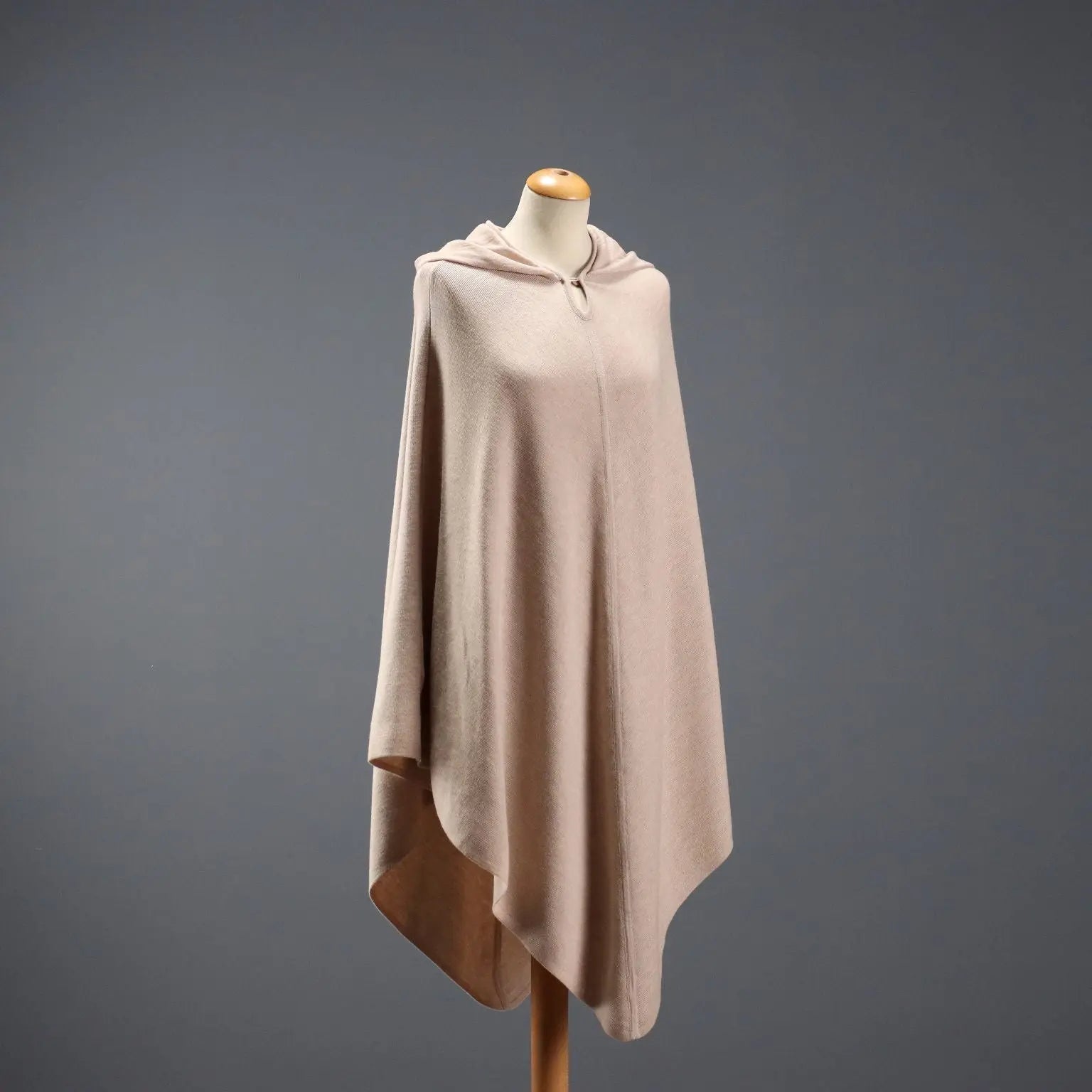 Giorgio Armani Cape Pure Wool Unique Size Second Hand - Pure Wool | Clothing & House Linens | Second hand