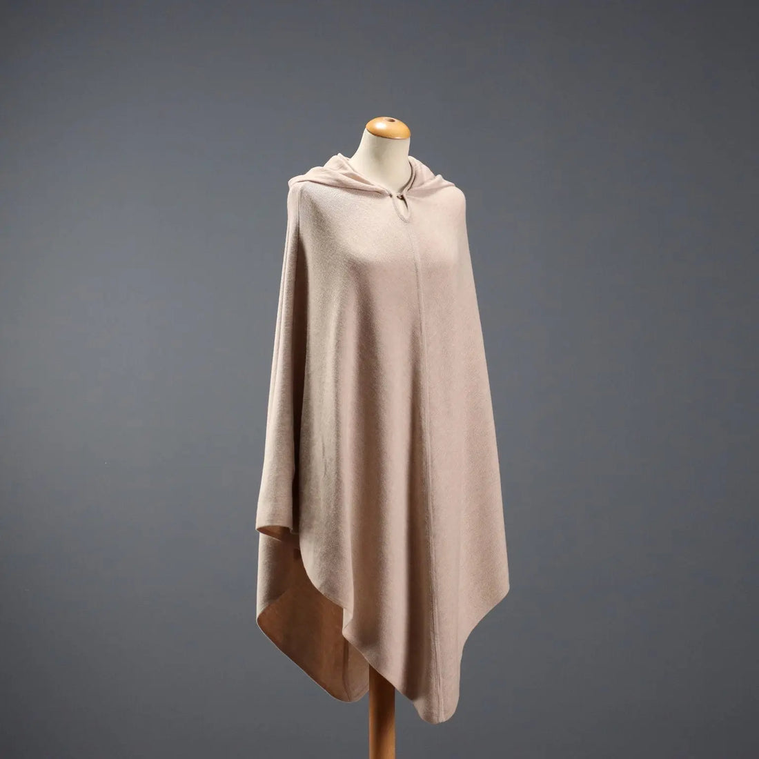 Giorgio Armani Cape Pure Wool Unique Size Second Hand - Pure Wool | Clothing & House Linens | Second hand