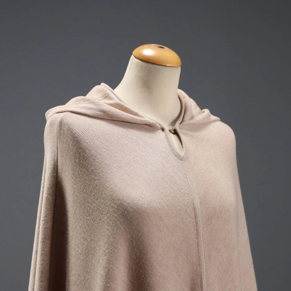 Giorgio Armani Cape Pure Wool Unique Size Second Hand - Pure Wool | Clothing & House Linens | Second hand