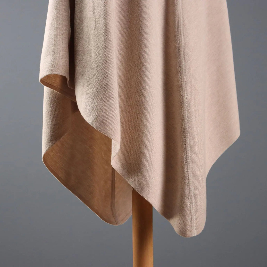 Giorgio Armani Cape Pure Wool Unique Size Second Hand - Pure Wool | Clothing & House Linens | Second hand