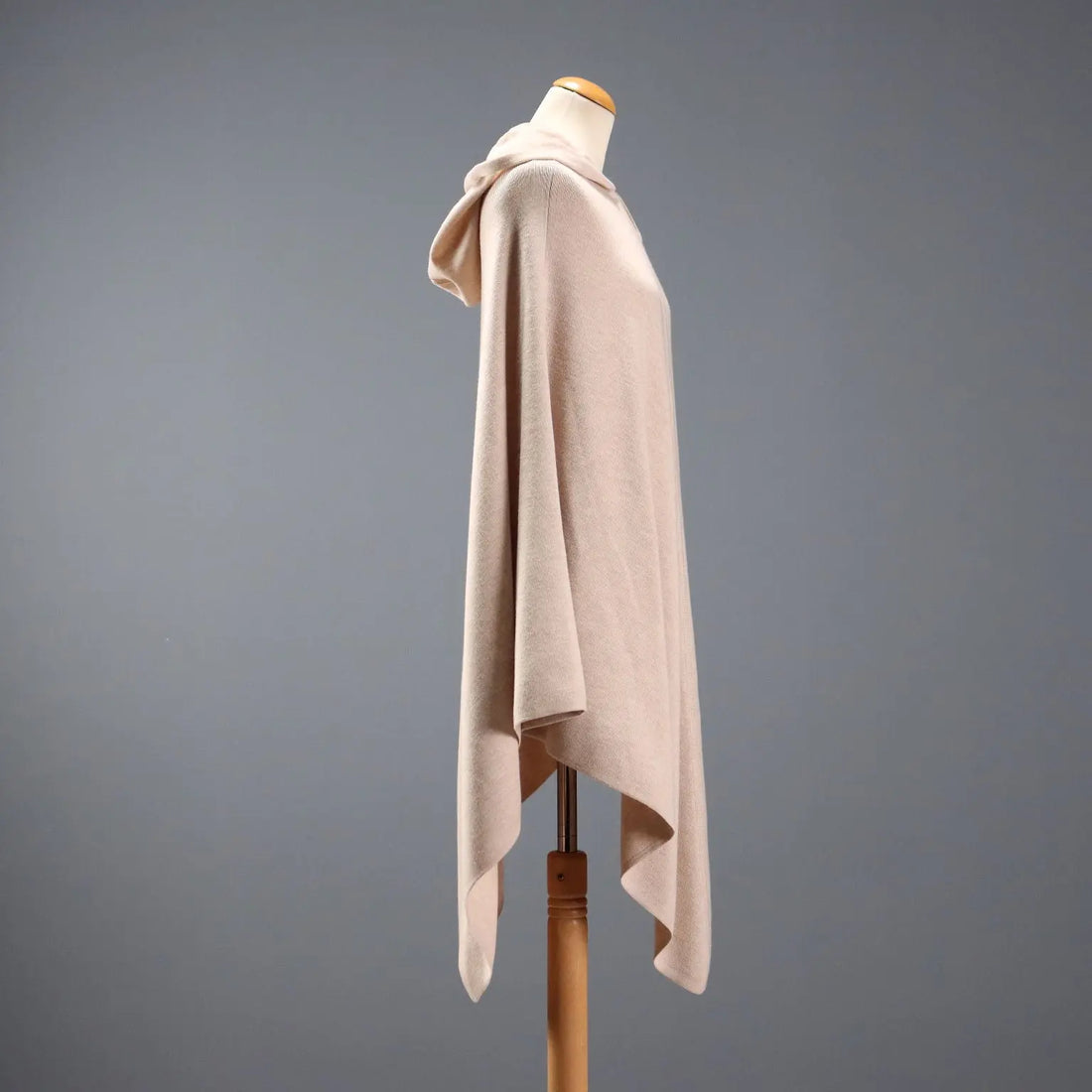 Giorgio Armani Cape Pure Wool Unique Size Second Hand - Pure Wool | Clothing & House Linens | Second hand