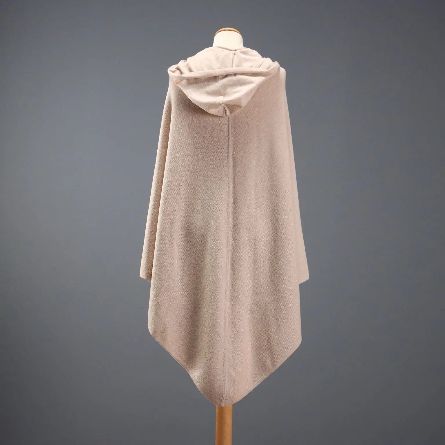 Giorgio Armani Cape Pure Wool Unique Size Second Hand - Pure Wool | Clothing & House Linens | Second hand