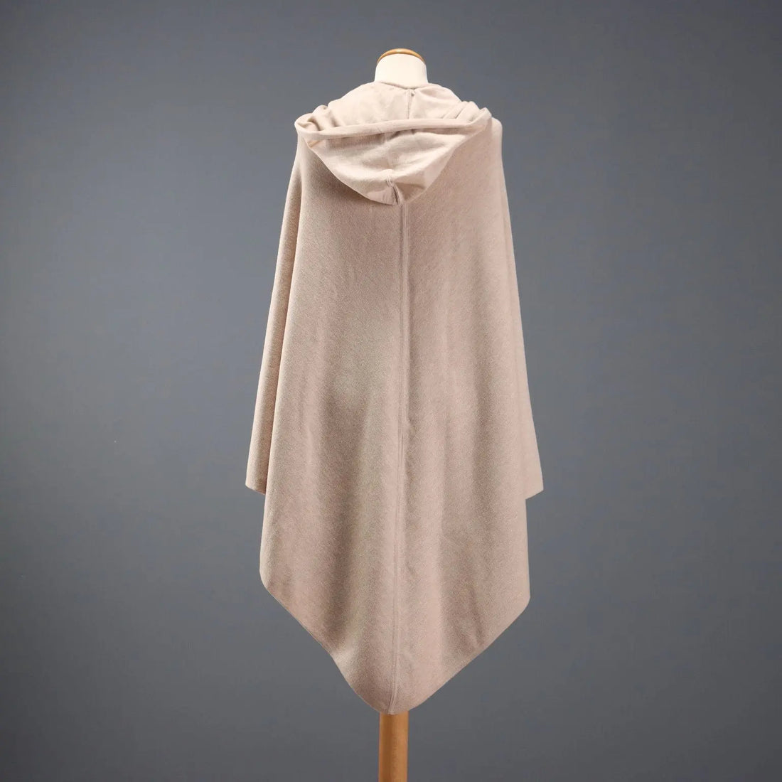Giorgio Armani Cape Pure Wool Unique Size Second Hand - Pure Wool | Clothing & House Linens | Second hand
