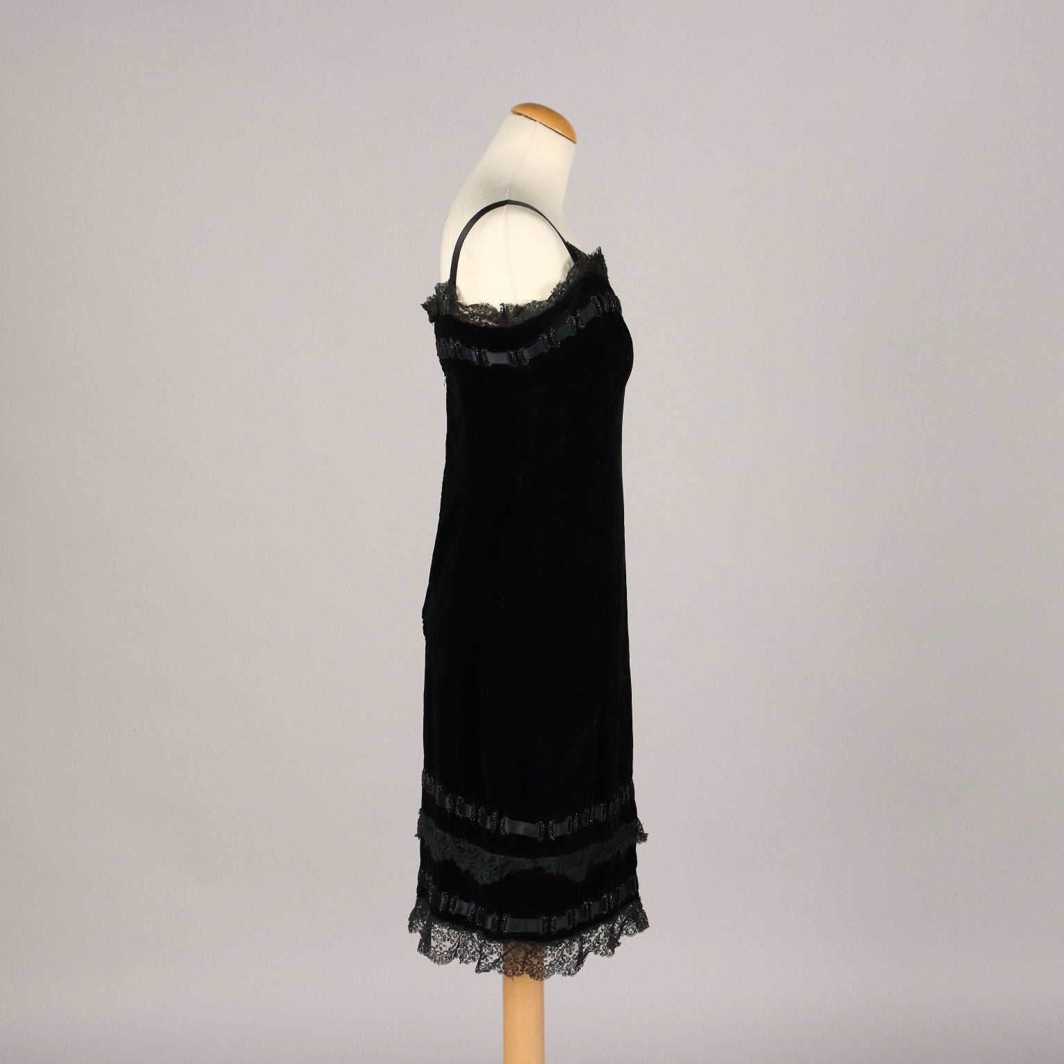 Vintage Black Velvet Dress with Beads UK Size 14 Italy - UK Size 14 | Clothing & House Linens  Vintage