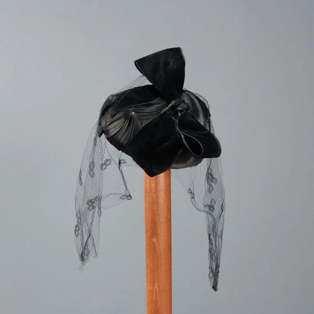 Vintage Hat Plastic Velvet 6 3/4 55 cm Italy 1950s | Clothing & House Linens | Vintage