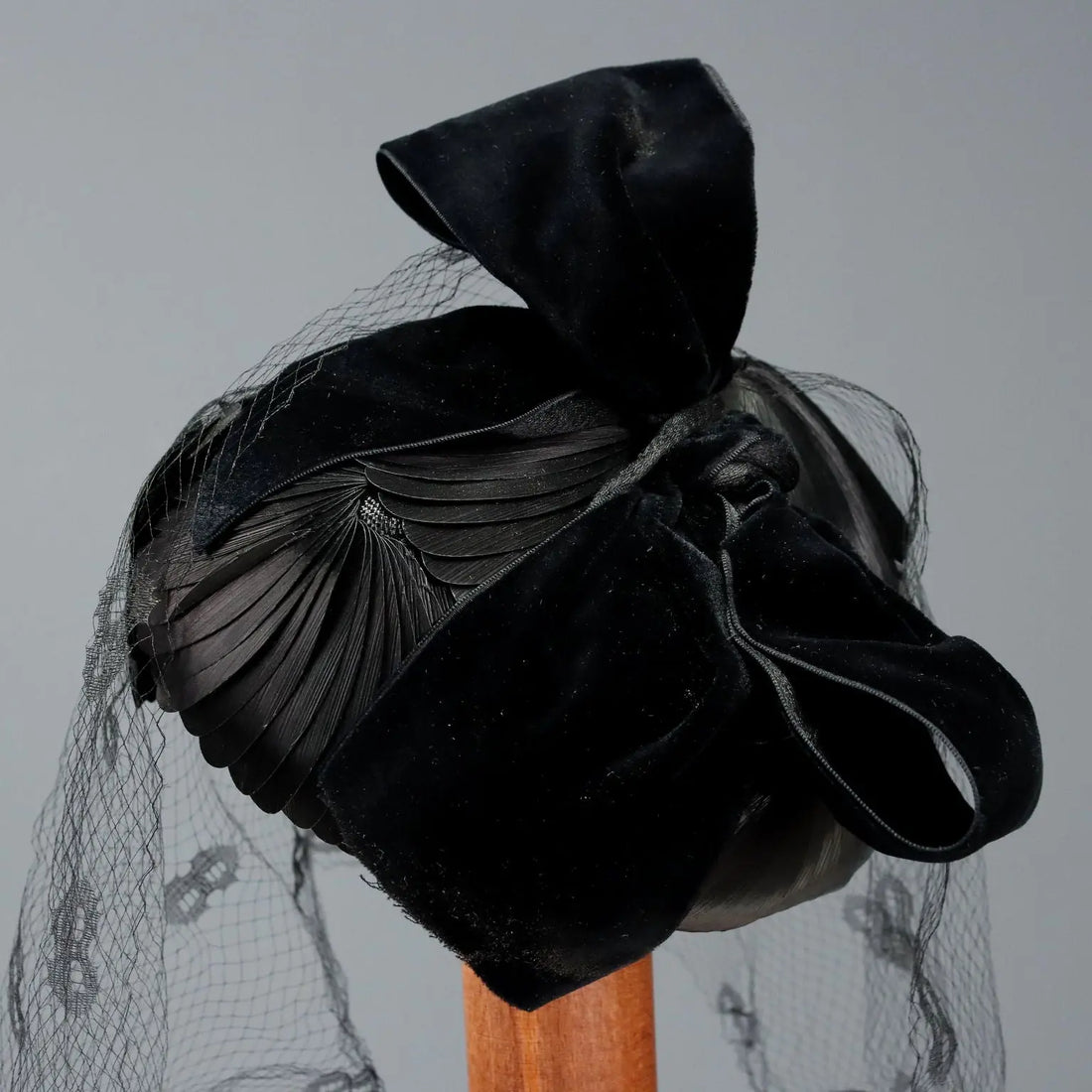Vintage Hat Plastic Velvet 6 3/4 55 cm Italy 1950s | Clothing & House Linens | Vintage