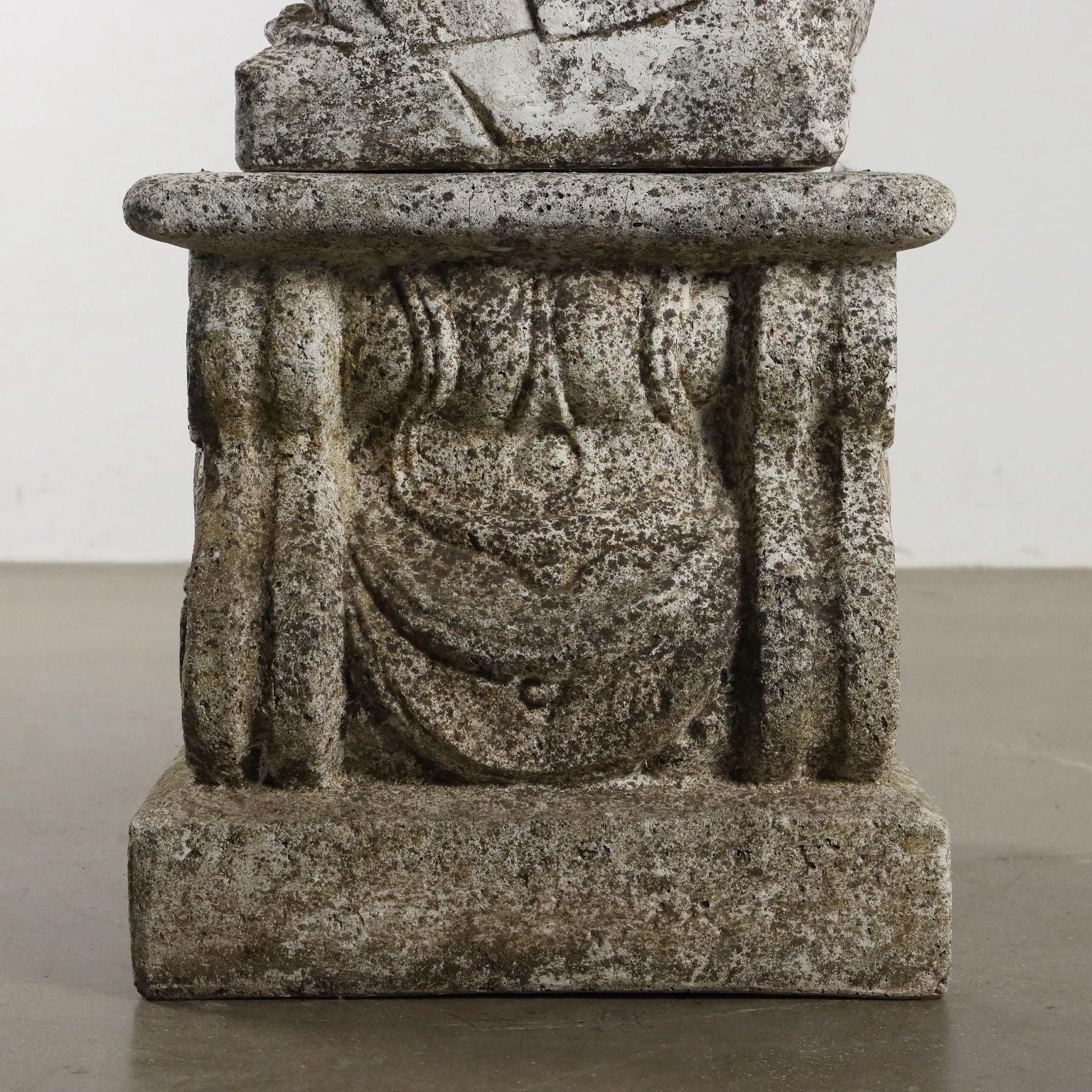  | Antiques  Stones Irons & Garden Furnishings