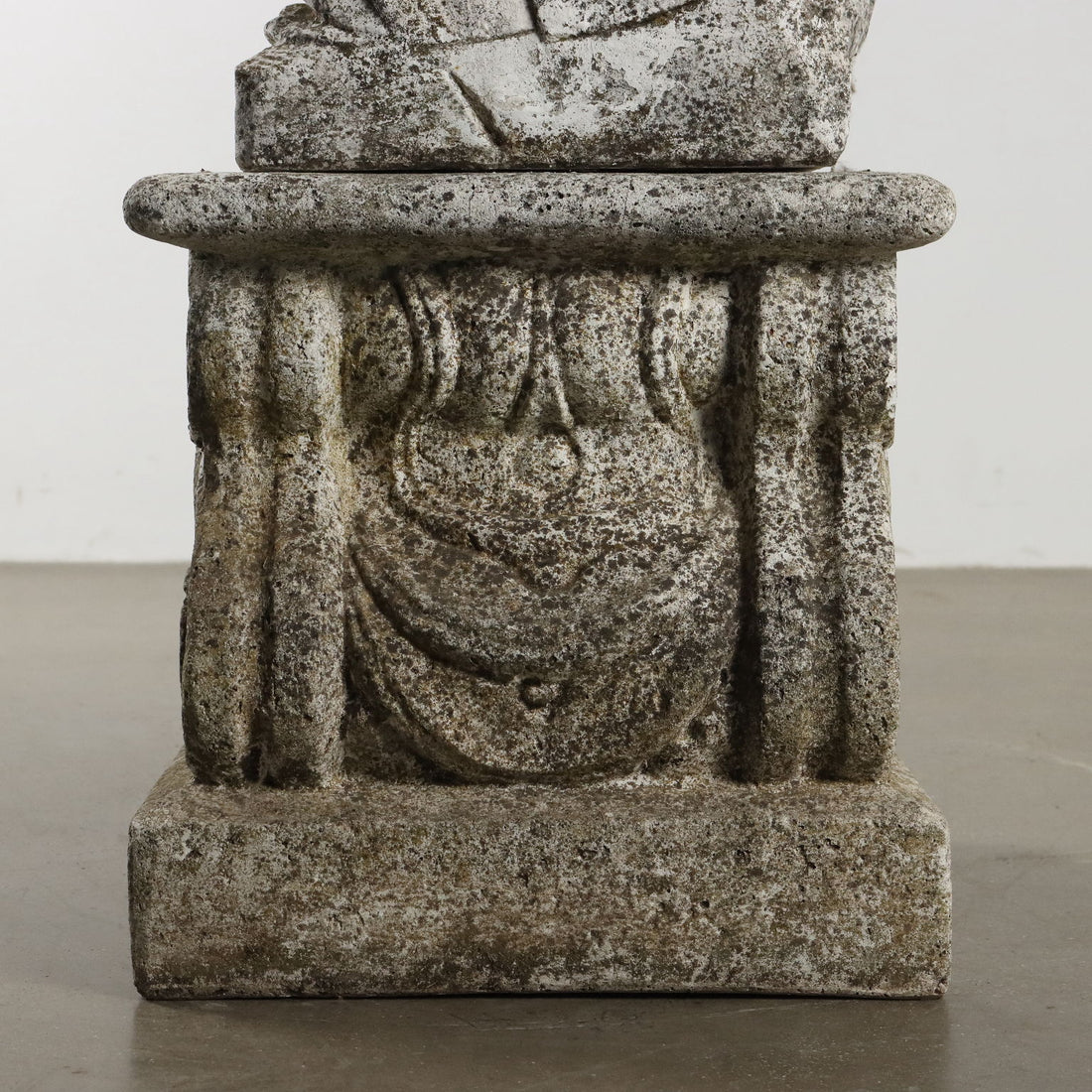  | Antiques  Stones Irons & Garden Furnishings