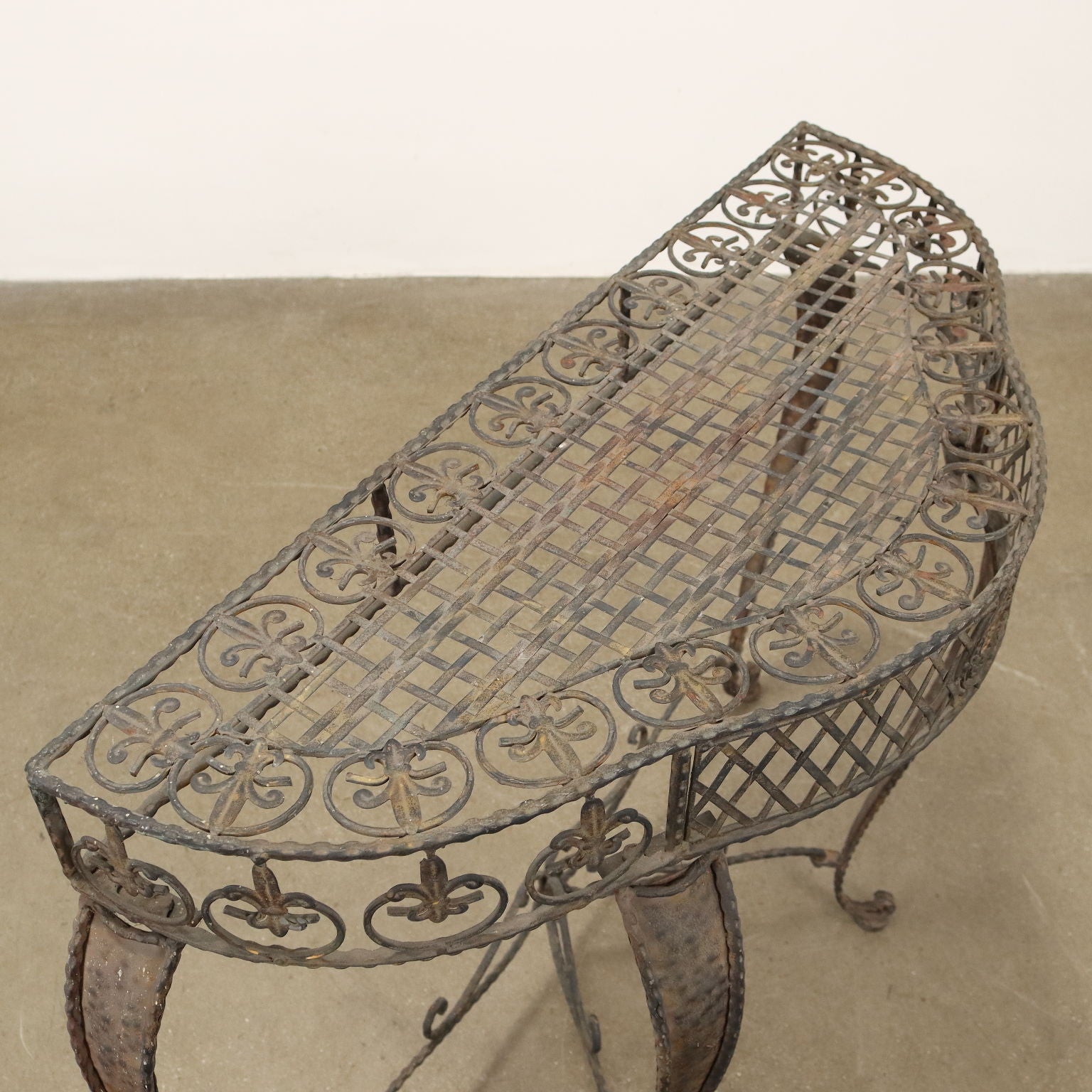  | Antiques  Stones Irons & Garden Furnishings